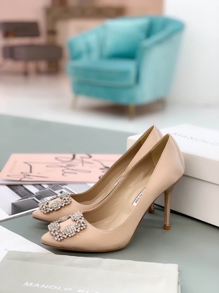 NO:167846,Top quality (can compare the low-end market pictures) Manolo Blahni*k long-term products 24 New Year MB eternal classic diamond buckle series Super super love MB This pair of high heels The design of diamond buckle is super beautiful. I want to re-enter different colors. Daily commuting, date, wedding shoes, etc. The style is super positive, the workmanship details are perfect. Original mold opening (not the ordinary version of the market) MB classic recommended model ~ Material: Original custom Greet/satment fabric inner lining imported sheepskin inner hardware original Swarovski crystal diamond size 34-42 sizes 34/40/41/42 custom-made non-return and exchange sole Italian leather outsole Heel height 2cm. 5cm.7cm. 10cm Full package, single shoes, manolo blahnik, manolo blahnik, high  heels, sheepskin, silk fabric, Leather soles19860909出顶级品质(可对比市场盗图低端)Manolo Blahni*k长期做货 24新春MB永恒经典钻扣系列 超级超级爱MB这双高跟鞋 钻扣的设计超级美 好想再入不同色 日常 通勤 约会 婚鞋等必备 版型超正 做工细节完美 原版开模（不是市场的普通版本）MB经典推荐款~ 材质:原版定制格力特/绸缎面料 内里进口羊皮内里 五金原版施华洛水晶钻  码数34-42码 34/40/41/42定制不退换 鞋底意大利真皮大底 跟高2cm. 5cm.7cm. 10cm 配套全套包装,单鞋,manolo blahnik,manolo blahnik,high heels,sheepskin,silk fabric,Leather soles,Women's Shoes