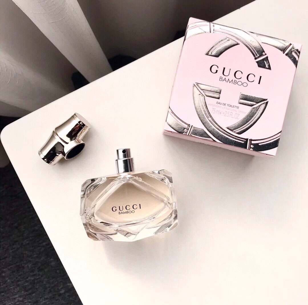 P F55
💬ED P/75m l
G ucci Bamboo古 驰竹韵魅力竹节女士香水

简介：
古 驰竹韵香水自然而又相辅相成的香氛成分给人迷人的嗅觉盛宴，木质和温暖的香调从最底层慢慢散出，浓郁的檀香木，塔希提香草和独特的龙涎香与卡萨布兰卡百合，橙花和精致的依兰所构成的异域花香调组成了恰如其分的互补与对比，因此古驰竹韵香水代表了温柔自信，聪慧坚强的内涵，无限接近古驰女人的内心，因此古驰竹韵香水是为古驰女人精心而制。
〔香调〕清新花香调
〔前调〕香柠檬、橘子、梨
〔中调〕百合、依兰、茉莉
〔后调〕琥珀、檀香木、香草