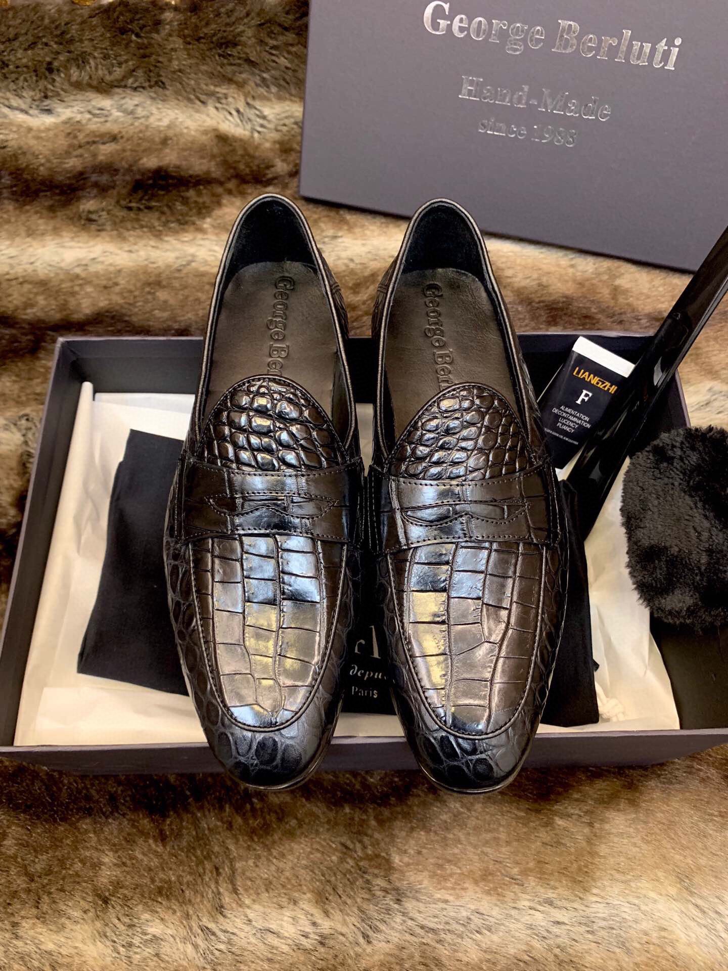 NO:275005,Siamese crocodile originated from 1988s [Pure Handmade] Aristocratic lazy shoes, heels can be used as slippers, no creases, twisted softness, luxury Thailand, without splicing the whole crocodile can only make one foot 38/45 with special maintenance oil;,,slippers19860909暹罗鳄鱼源于1988s【纯手工制作】貴族的懒人双用鞋履 后跟可踩脚当拖鞋 度无折痕扭曲软度 奢用泰国,不拼接整条鳄鱼只能做一只脚 38/45 配专用保养油；,,slippers,Men's shoes