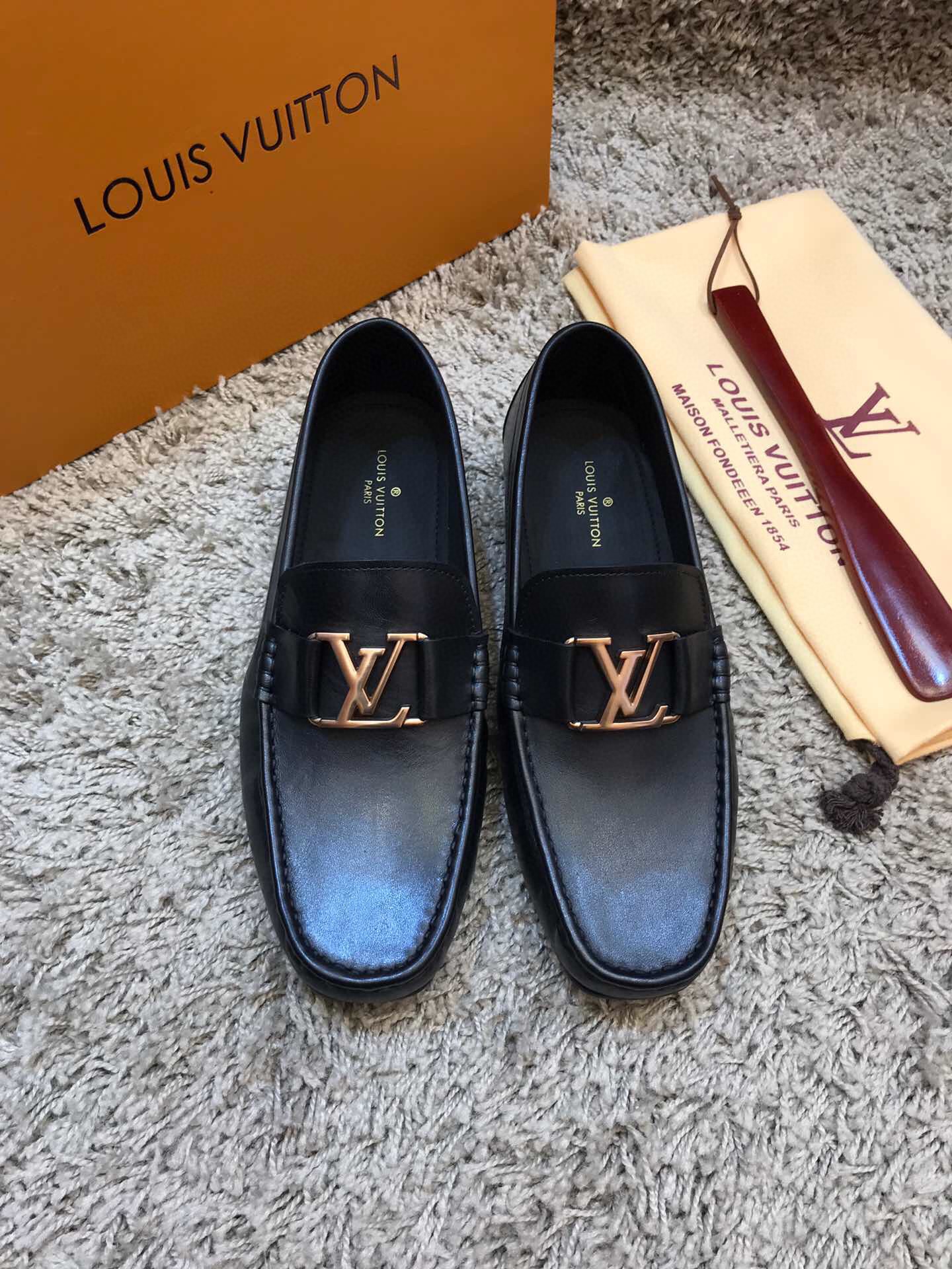 NO:273594,This year's latest [Original Premium] All-Spot Newest Top-Fine Italian Leather Soft, Fierce Products are coming [Rose][Rose] Imported hardware is different from market goods. Fully imported German oxen inside. Perfect and smooth stitching. Even and coherent. Fine craftsmanship. The design of the foot is simple and easy to wear. Soft enough to be comfortable. Standard code 38/45;,,Leather soles19860909今年最新【原单精品】全现货 最新款顶级精品意大利真皮大底,狠货来袭 [玫瑰][玫瑰] 进口五金不同于市场货 内里用全进口徳国胎牛 完美顺畅的车缝线 均匀连贯 工艺精细 套脚的设计简单易穿 柔软程度足以舒适 标准码 38/45；,,Leather soles,Men's shoes