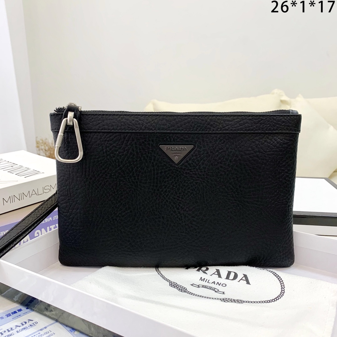 J5 210 进口大象纹头层牛皮，原版五金感真棒。顶级设计师打造休闲风格制作超顺滑拉链、顶级油边平滑、 超大容量空间设计多卡位+暗格拉链、 设计精雕细琢一分不差，匠心制作有口皆碑。所有细节做工神级复刻，原单5品质尺寸 27x17x1 黑色型号：5666 配精美礼品，海关贴,发票。