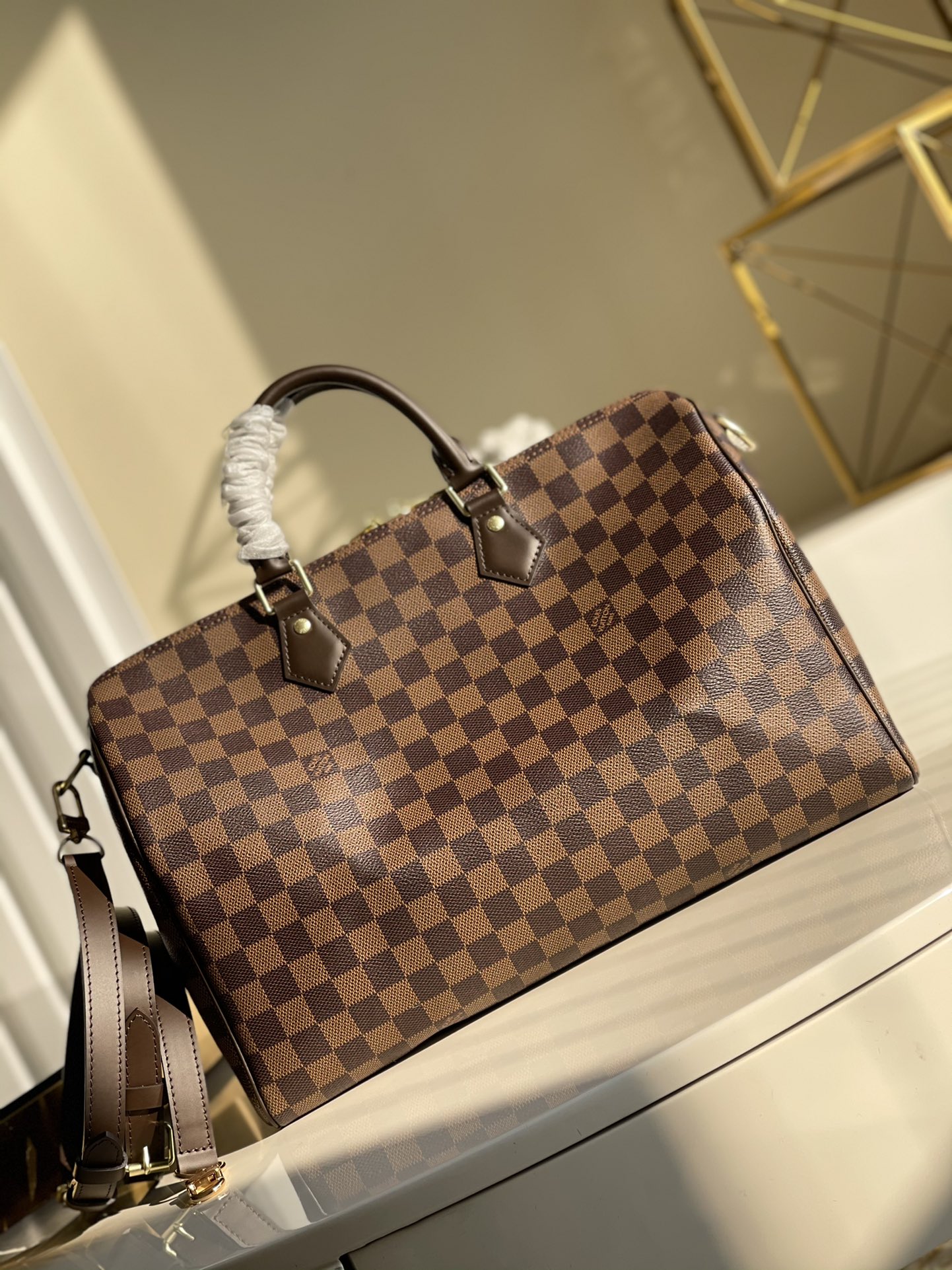 NO:397300,【Exclusive real photo N41366】SPEEDY 35 handbag Speedy 35 handbag made of Damier Ebène canvas is classic in shape and exudes eternal elegance. Multi-function shoulder straps can be used for carrying, shoulder or crossbody, flexible and convenient. Size 35x23x18cm y.,LV【original leather】,louis vuitton19860909【独家实拍N41366】SPEEDY 35 手袋 以 Damier Ebène 帆布制造的 Speedy 35 手袋造型经典,散发出永恒的优雅之美. 多功能肩带可用于手提、肩背或斜挎,灵活方便 尺寸35x23x18cm y.,LV【原厂皮】,louis vuitton,Bag