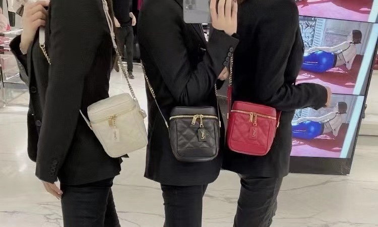 Saint laurent Ysl 80’s 𝙑𝙖𝙣𝙞𝙩𝙮 方形水桶化妆包 649779黑色