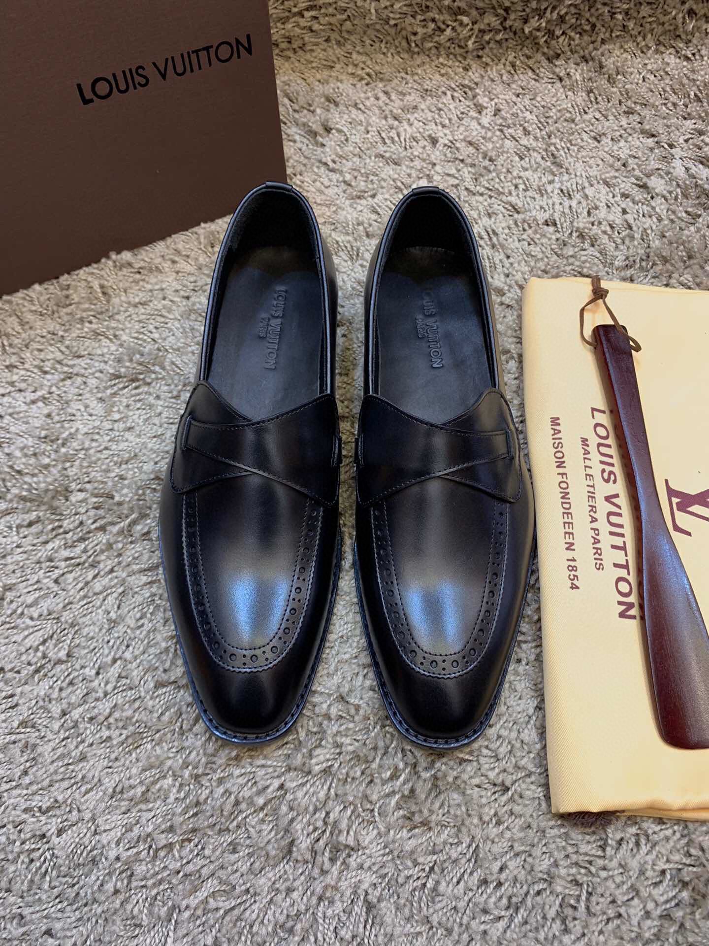 NO:347297,This year's latest top high-end authentic products are shipped. The top OEM factory has strict processes, using real cowhide large soles, original single materials (authentic original cowhide soles) truly top high-end goods, expensive, unparalleled quality, gentlemanly high-end style, dare you to control it! 38/45. Mahogany shoehorn, supports original single inspection;,,cowhide19860909今年最新顶级高端正品出货,顶级代加工厂严格工序,釆用真正牛皮大底,原单材料（正品原厂牛皮底）真正顶级高档货,价位昂贵,质量无与伦比,绅士高档风所属,您敢驾驭吗!38/45.红木鞋拔,支持原单验货；,,cowhide,Men's shoes