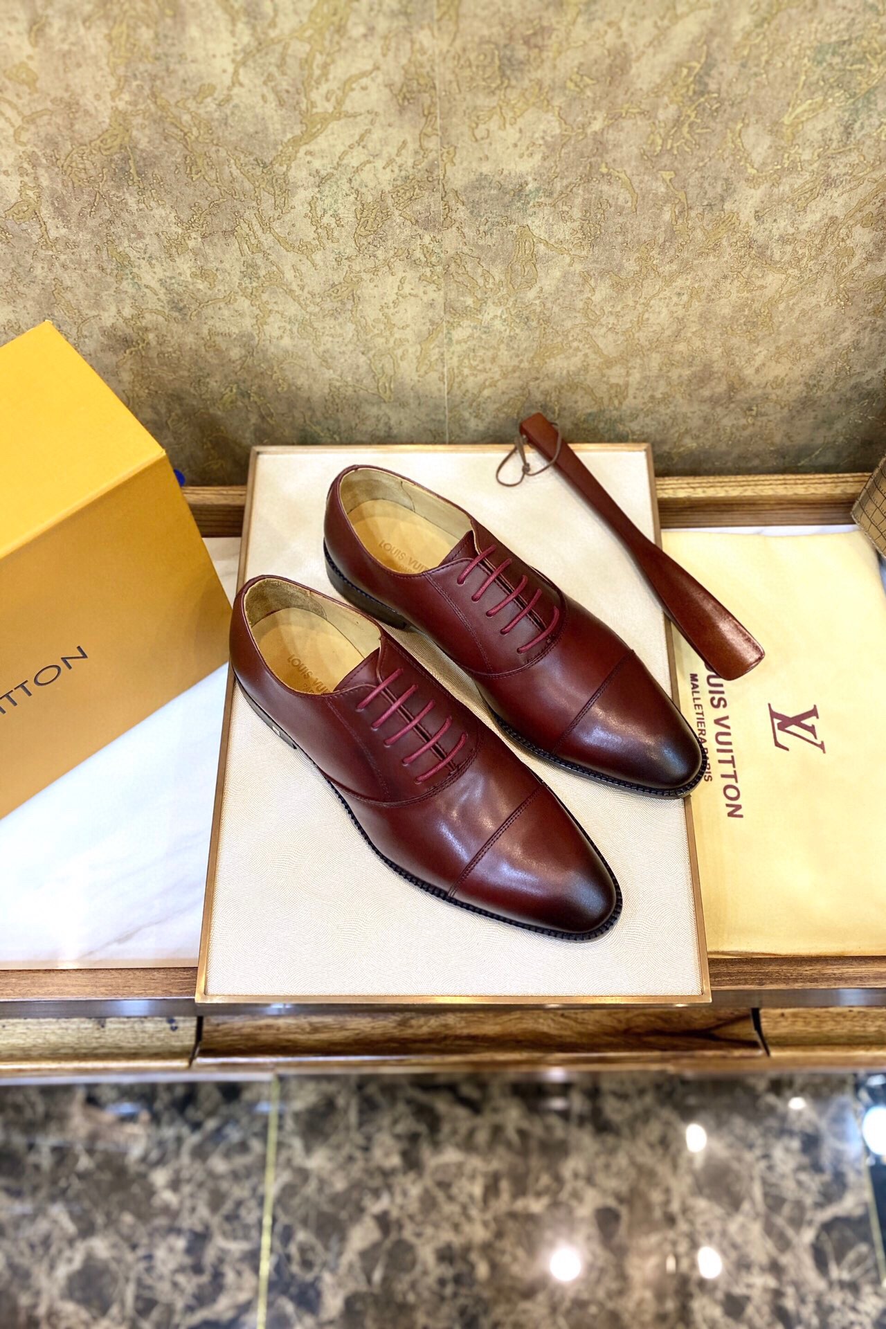 NO:356156,Hot products [guaranteed Italian cowhide] The recommended design style is simple and cost-effective, imported original leather details are given, French and British fashion pursuit Imported Italian real cowhide large bottom, small inner fetal cow, soft leather, random adjustment of buckle is suitable for any foot type Enjoy the magnificence of the Champs-Elysées with special mahogany 38/45,,cowhide19860909爆款【保证意大利牛皮】 殿堂级奢侈推荐设计风格讲究简洁 高成本用料,进口原版皮细节讲究,法国英伦时尚追求 进口意大利真牛皮大底 内里小胎牛 皮质舒软 搭扣的随意调节适合任何脚型 享受香榭丽舍大道的富丽堂皇 配专用红木拔 38/45,,cowhide,Men's shoes