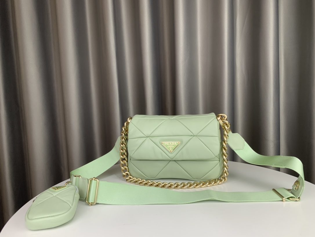 Prada's new three-in-one 1BD292 series is made of imported sheepskin with exquisite hardware and nostalgic light gold. It has a rhombus splicing