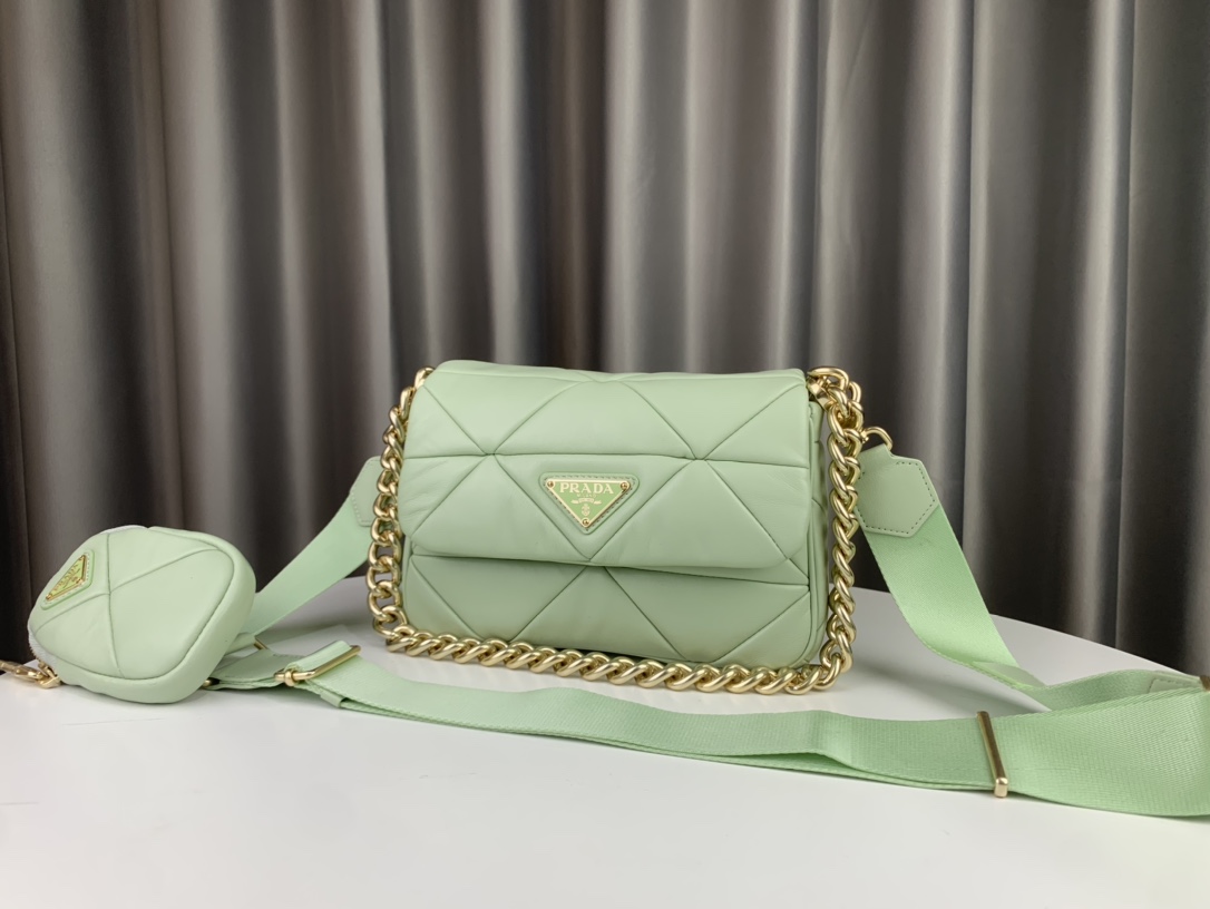 Prada's new three-in-one 1BD292 series is made of imported sheepskin with exquisite hardware and nostalgic light gold. It has a rhombus splicing