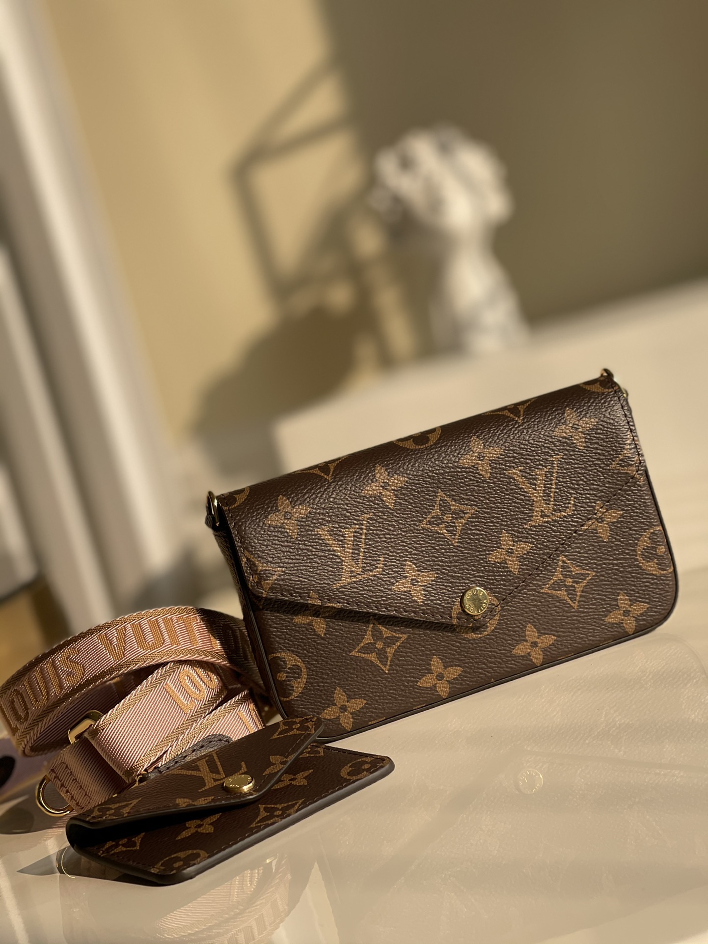 NO:396382,【Exclusive real photo M80091 pink】Three-piece set MULTI POCHETTE FLICIE 3-in-1 The mahjong bag in the main bag can be placed on the largest iPhone. There is a compartment and three card slots inside. The small card bag can be removed and used separately in another bag. It can also be hung anywhere you want. It can be adjusted wide shoulder straps and can be shoulder-backed and cross-body multiple methods. It has a perfect combination of practicality and fashion. The size is 17x9.6x3.5cm w., LV [original leather], louis vuitton19860909【独家实拍M80091粉色】三件套 MULTI POCHETTE FLICIE 三合一 主包袋的麻将包可以放下最大号的iphone 手机,内里有一个隔层和三个卡位,小卡包可以拆卸下来放在别的包里单独使用,也可以挂在任何想挂的地方,可调节宽肩带可肩背、斜挎多种背法,实用性和时髦度完美结合,尺寸17x9.6x3.5cm w.,LV【原厂皮】,louis vuitton,Bag