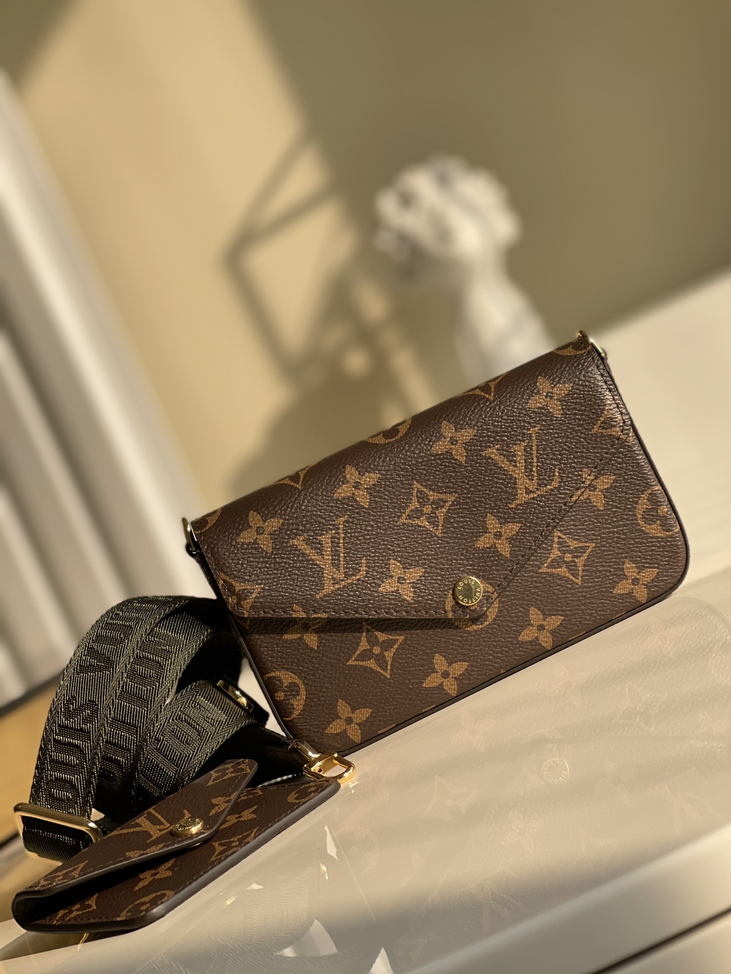 NO:396384,【Exclusive real photo M80091 dark green】Three-piece set MULTI POCHETTE FLICIE 3-in-1 The mahjong bag in the main bag can be placed on the largest iPhone. There is a compartment and three card slots inside. The small card bag can be removed and used separately in another bag. It can also be hung anywhere you want. It can be adjusted wide shoulder straps and can be shoulder-backed and cross-body multiple ways to carry it. It has a perfect combination of practicality and fashion. The size is 17x9.6x3.5cm w., LV [original leather], louis vuitton19860909【独家实拍M80091墨绿】三件套 MULTI POCHETTE FLICIE 三合一 主包袋的麻将包可以放下最大号的iphone 手机,内里有一个隔层和三个卡位,小卡包可以拆卸下来放在别的包里单独使用,也可以挂在任何想挂的地方,可调节宽肩带可肩背、斜挎多种背法,实用性和时髦度完美结合,尺寸17x9.6x3.5cm w.,LV【原厂皮】,louis vuitton,Bag