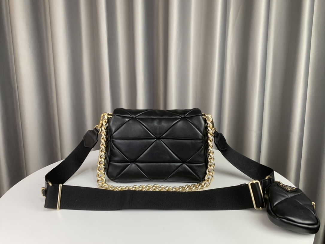 Prada's new three-in-one 1BD292 series is made of imported sheepskin with exquisite hardware and nostalgic light gold. It has a rhombus splicing