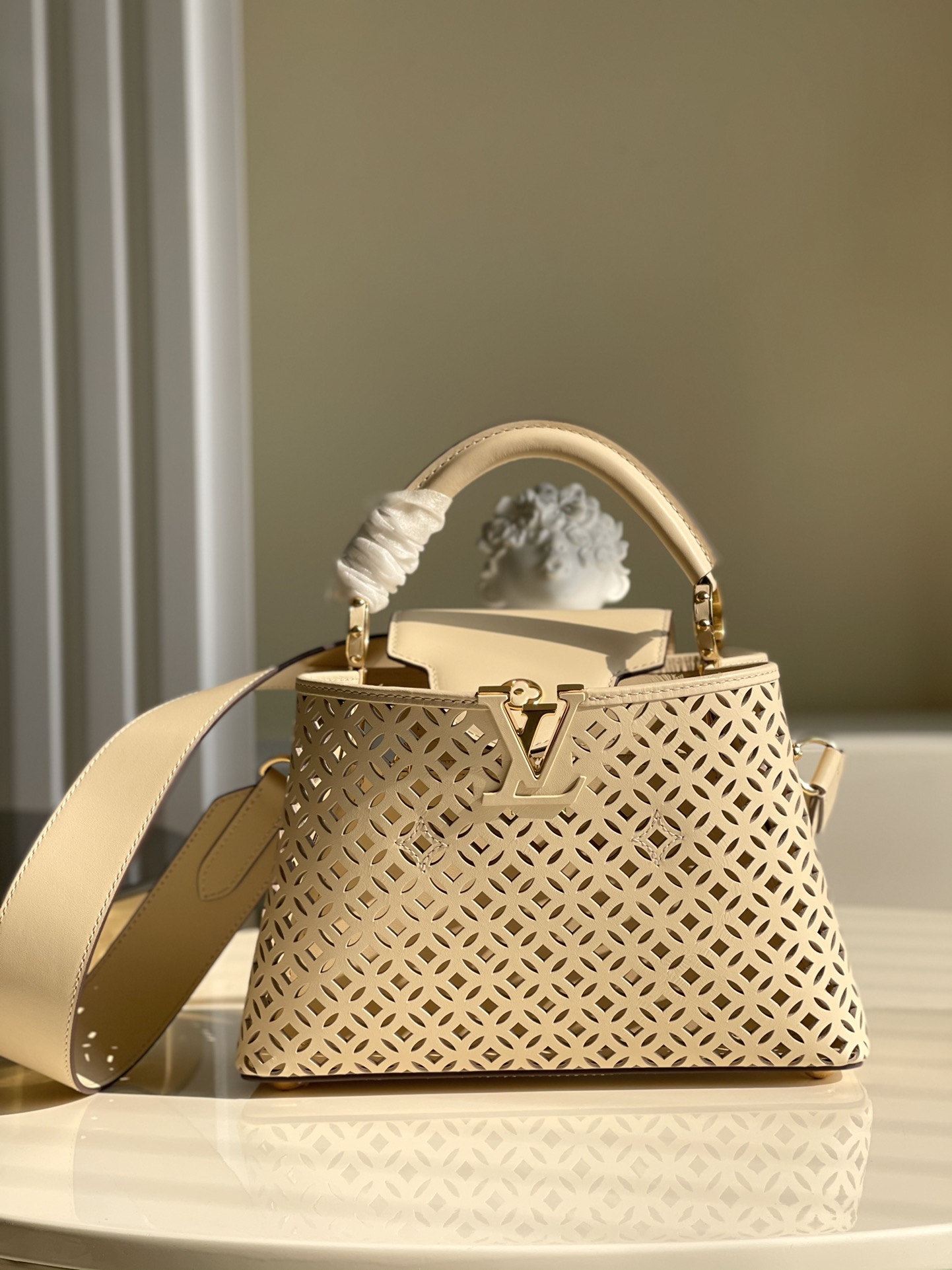 NO:396376,【Exclusive real photo M57228】M48865 mini white hollowed-out Capucines handbag is made of exquisite carved calfskin, showing the hollow pattern of Monogram flowers and Louis Vuitton store decoration is like a summer mini woven basket, which is named after Garden Party This Capucines BB handbag shows elegance and luxury Size: 27cm -16cm-10cmcm n.,LV【original leather】,louis vuitton,louis vuitton,cowhide19860909【独家实拍M57228】M48865迷你白镂空本款 Capucines 手袋取材精致镂花小牛皮展现源自经典 Monogram 花卉和路易威登门店装潢的镂空图案仿佛夏日迷你编织篮由此得名 Garden Party本款Capucines BB手袋彰显优雅奢华Size:27cm -16cm-10cmcm n.,LV【原厂皮】,louis vuitton,louis vuitton,cowhide,Bag