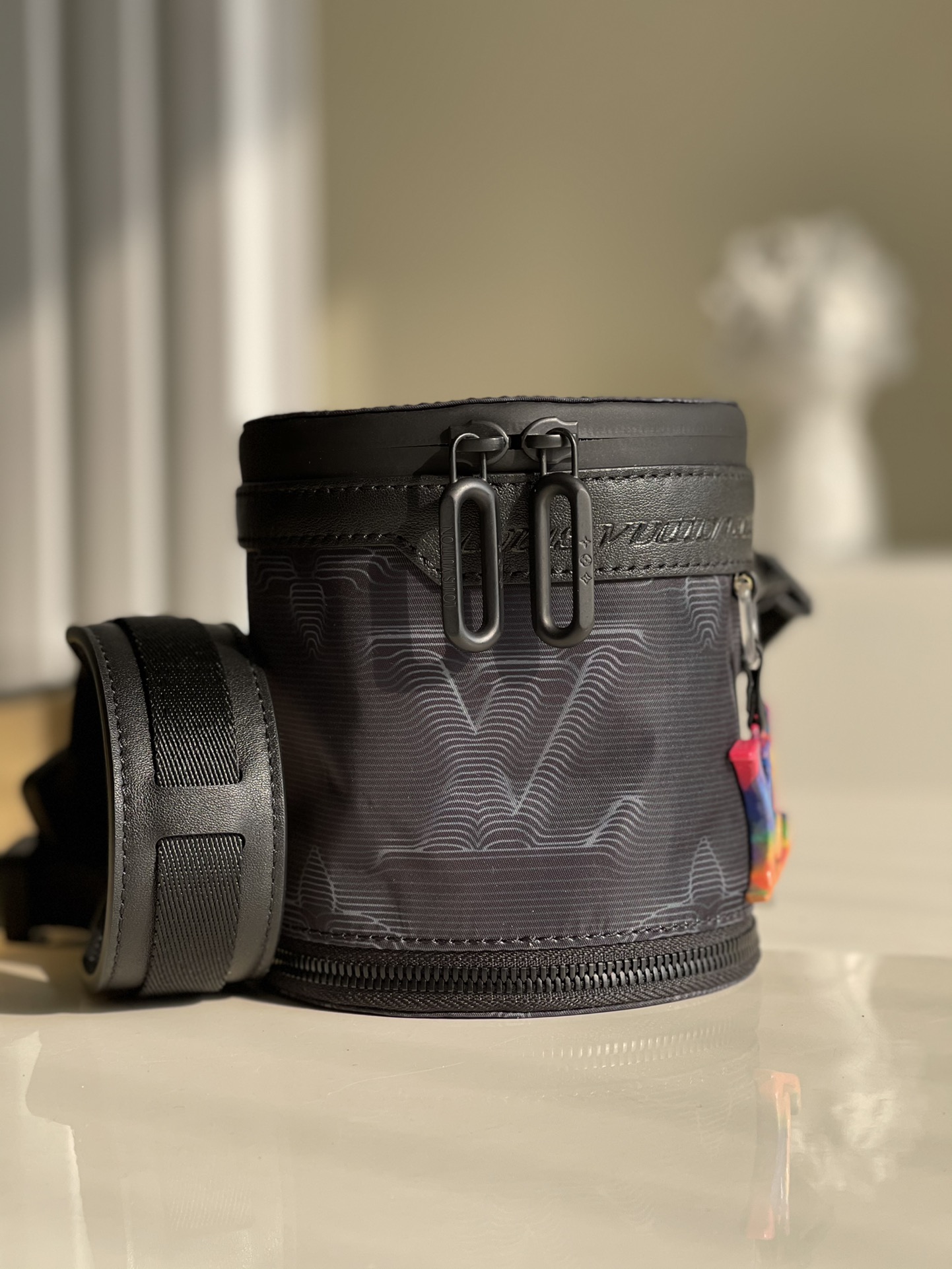 NO:396372,【Exclusive real photo M45604】2054 series This 2054 Expandable Polochon handbag is given a creative appearance and design, suitable for carrying daily necessities. Made of nylon, decorated with gray and black classic 3D effect printing. The compact body can be doubled to present a rainbow-colored classic 3D print. After expanding the handbag, it is sized enough to accommodate 1 water bottle. Size 12.5x14x12.5cm t.770, LV [original leather], louis vuitton19860909【独家实拍M45604】2054系列本款2054 Expandable Polochon 手袋被赋予创意外形和设计,适合背携日常用品.由锦纶制成,饰有灰色与黑色 经典 3D 效果印花.小巧包身可扩大一倍,呈现彩虹色的 经典3D 印花.扩展手袋后,其尺寸足以容纳 1 个水瓶 尺寸12.5x14x12.5cm t.770,LV【原厂皮】,louis vuitton,Bag