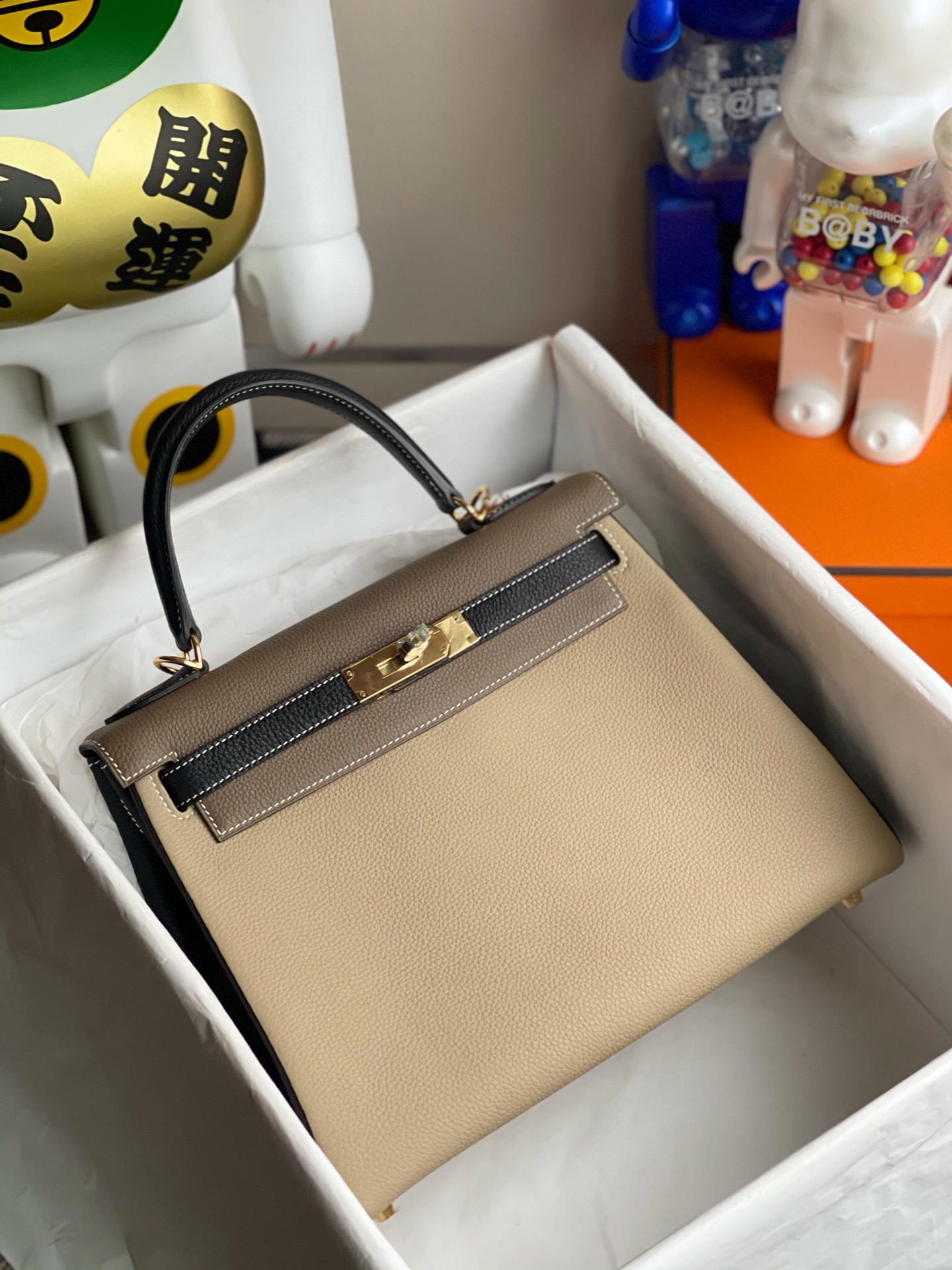 Hermès Kelly28cm calfskin togo ck81 turtledove gray/black/elephant gray white thread gold buckle horseshoe prints top hand stitching super beauti