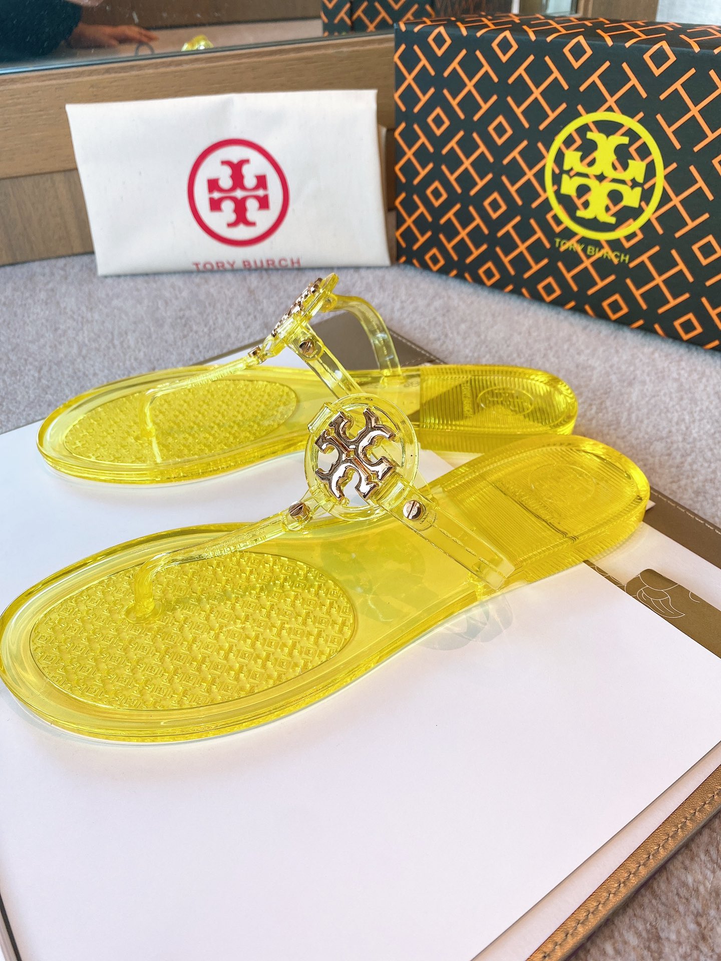 p90 码数:35-41  Tory Burch 托里汤丽柏琦
夏季经典爆款新款🐷人字拖，专柜色，都是超级显白，面料专柜PVC材质，，[色]夏季到海边度假的最佳选择，这款最得意的设计就是垫脚磨砂面，区别于任何一款果冻鞋，碰水不会滑脚，下雨天或海边游玩穿起来更加舒适贴脚

码数35-41
10色：黑色，透明色，豆沙色，绿色，白色，杏色，大红，透明茶色，透明黄色，透明粉色