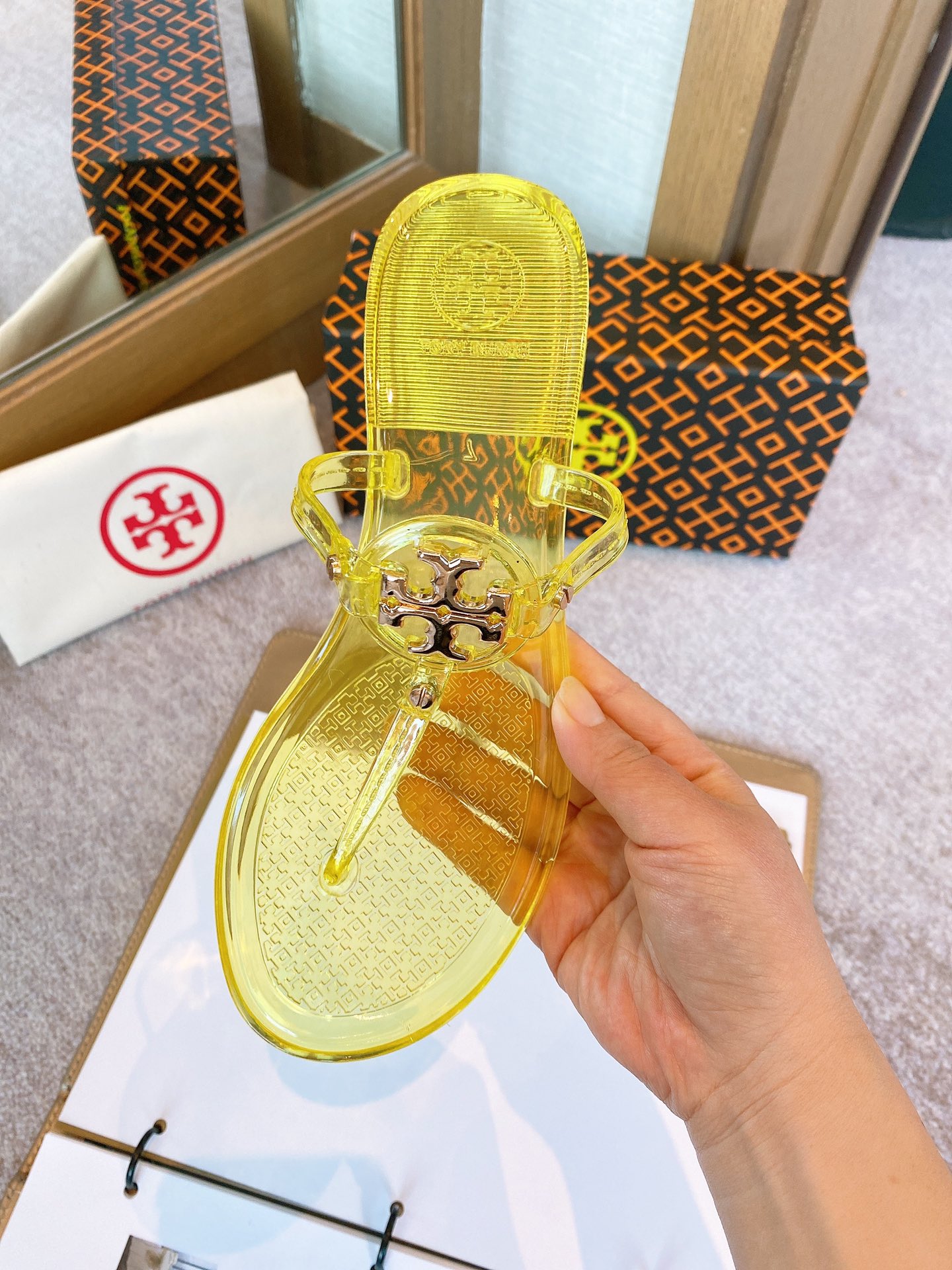 p90 码数:35-41  Tory Burch 托里汤丽柏琦
夏季经典爆款新款🐷人字拖，专柜色，都是超级显白，面料专柜PVC材质，，[色]夏季到海边度假的最佳选择，这款最得意的设计就是垫脚磨砂面，区别于任何一款果冻鞋，碰水不会滑脚，下雨天或海边游玩穿起来更加舒适贴脚

码数35-41
10色：黑色，透明色，豆沙色，绿色，白色，杏色，大红，透明茶色，透明黄色，透明粉色