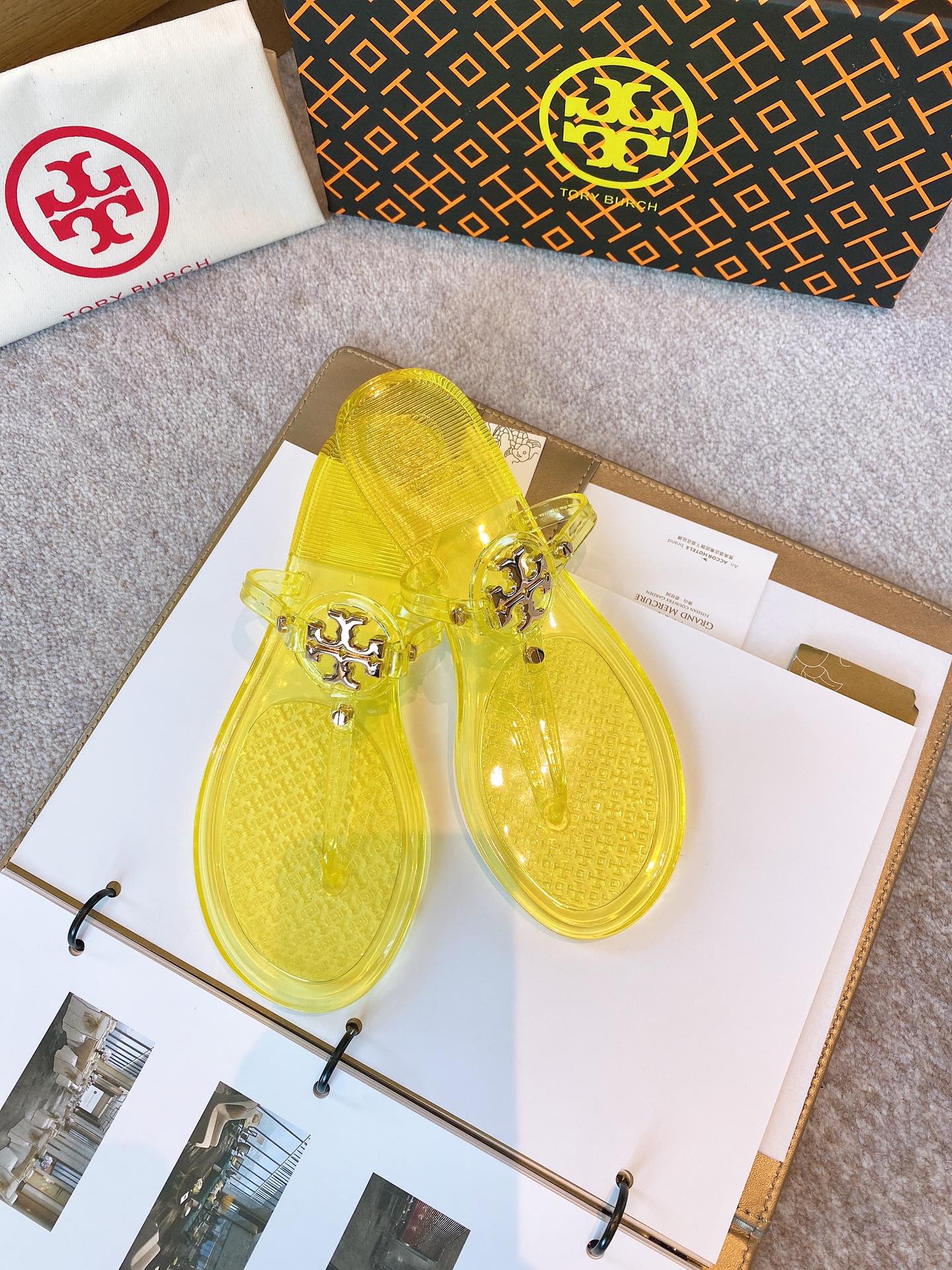 p90 码数:35-41  Tory Burch 托里汤丽柏琦
夏季经典爆款新款🐷人字拖，专柜色，都是超级显白，面料专柜PVC材质，，[色]夏季到海边度假的最佳选择，这款最得意的设计就是垫脚磨砂面，区别于任何一款果冻鞋，碰水不会滑脚，下雨天或海边游玩穿起来更加舒适贴脚

码数35-41
10色：黑色，透明色，豆沙色，绿色，白色，杏色，大红，透明茶色，透明黄色，透明粉色