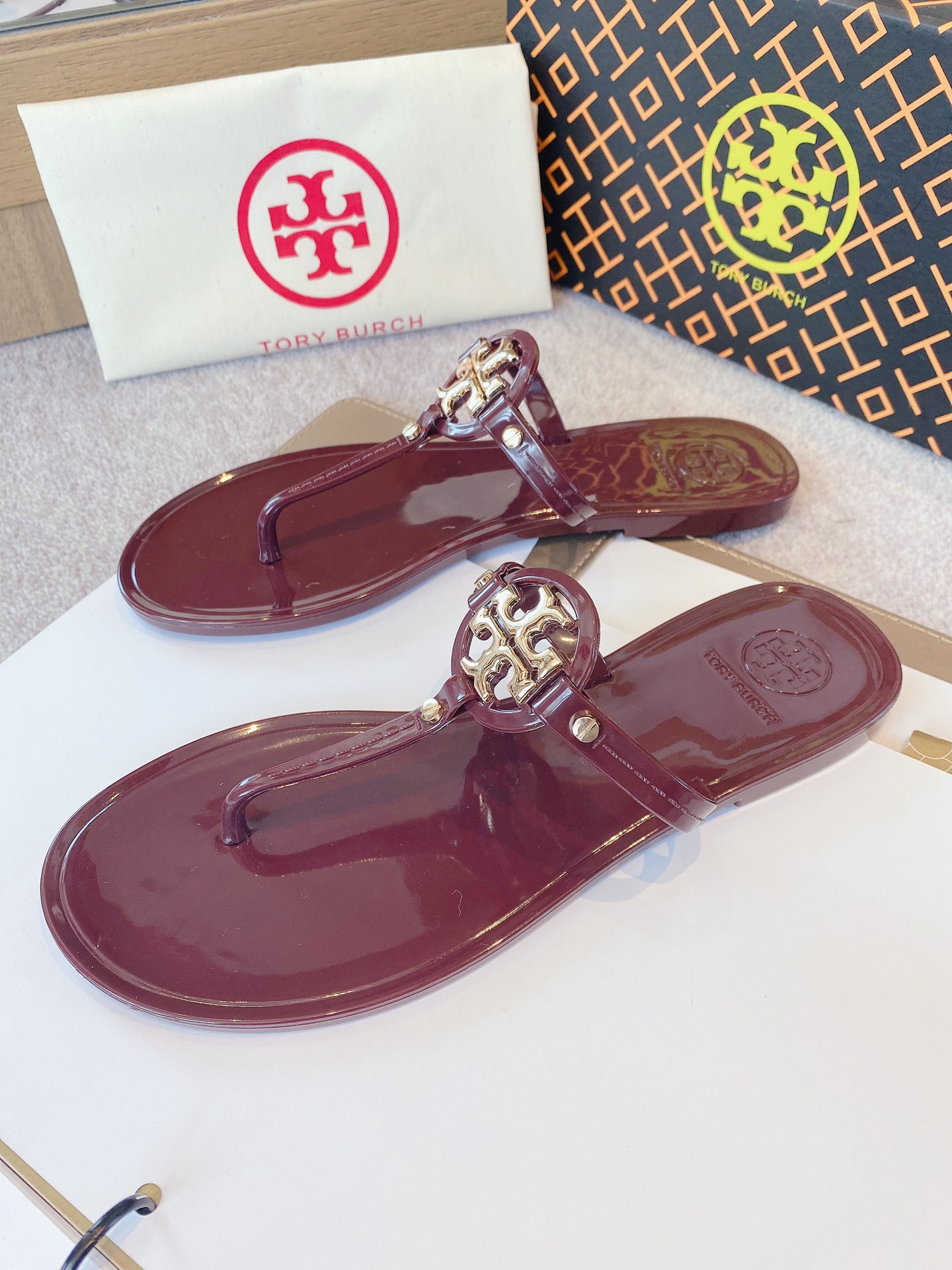 p90 码数:35-41  Tory Burch 托里汤丽柏琦
夏季经典爆款新款🐷人字拖，专柜色，都是超级显白，面料专柜PVC材质，，[色]夏季到海边度假的最佳选择，这款最得意的设计就是垫脚磨砂面，区别于任何一款果冻鞋，碰水不会滑脚，下雨天或海边游玩穿起来更加舒适贴脚

码数35-41
10色：黑色，透明色，豆沙色，绿色，白色，杏色，大红，透明茶色，透明黄色，透明粉色