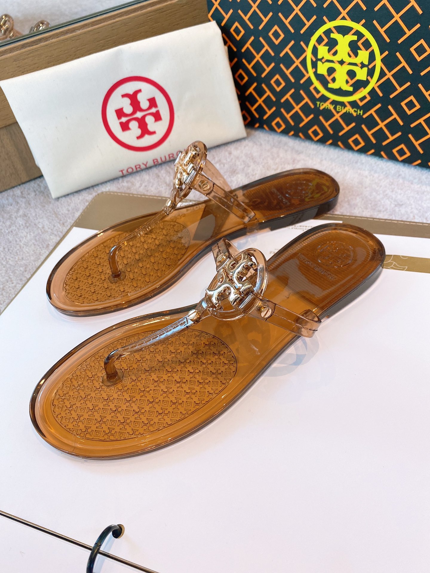 p90 码数:35-41  Tory Burch 托里汤丽柏琦
夏季经典爆款新款🐷人字拖，专柜色，都是超级显白，面料专柜PVC材质，，[色]夏季到海边度假的最佳选择，这款最得意的设计就是垫脚磨砂面，区别于任何一款果冻鞋，碰水不会滑脚，下雨天或海边游玩穿起来更加舒适贴脚

码数35-41
10色：黑色，透明色，豆沙色，绿色，白色，杏色，大红，透明茶色，透明黄色，透明粉色