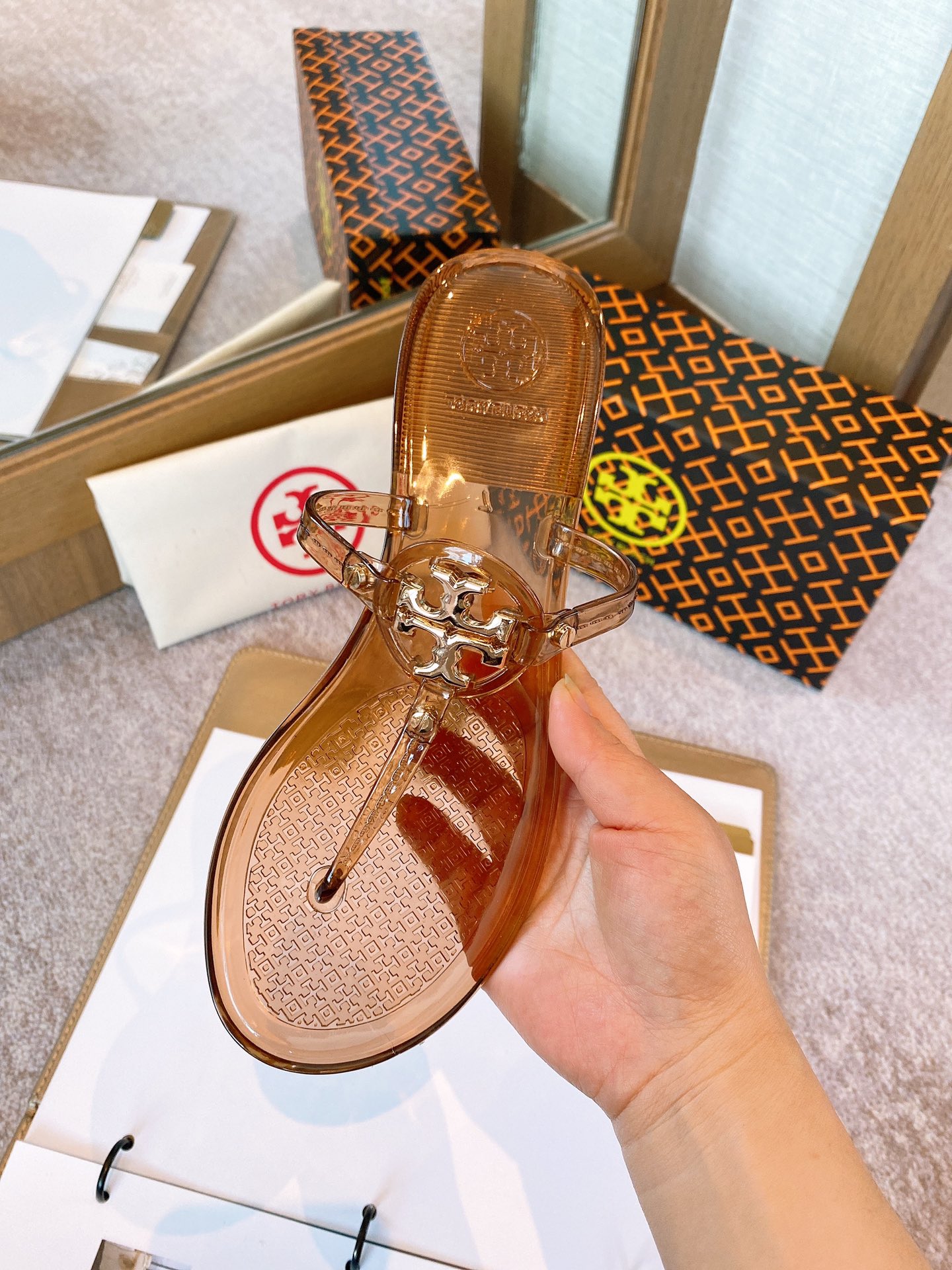 p90 码数:35-41  Tory Burch 托里汤丽柏琦
夏季经典爆款新款🐷人字拖，专柜色，都是超级显白，面料专柜PVC材质，，[色]夏季到海边度假的最佳选择，这款最得意的设计就是垫脚磨砂面，区别于任何一款果冻鞋，碰水不会滑脚，下雨天或海边游玩穿起来更加舒适贴脚

码数35-41
10色：黑色，透明色，豆沙色，绿色，白色，杏色，大红，透明茶色，透明黄色，透明粉色