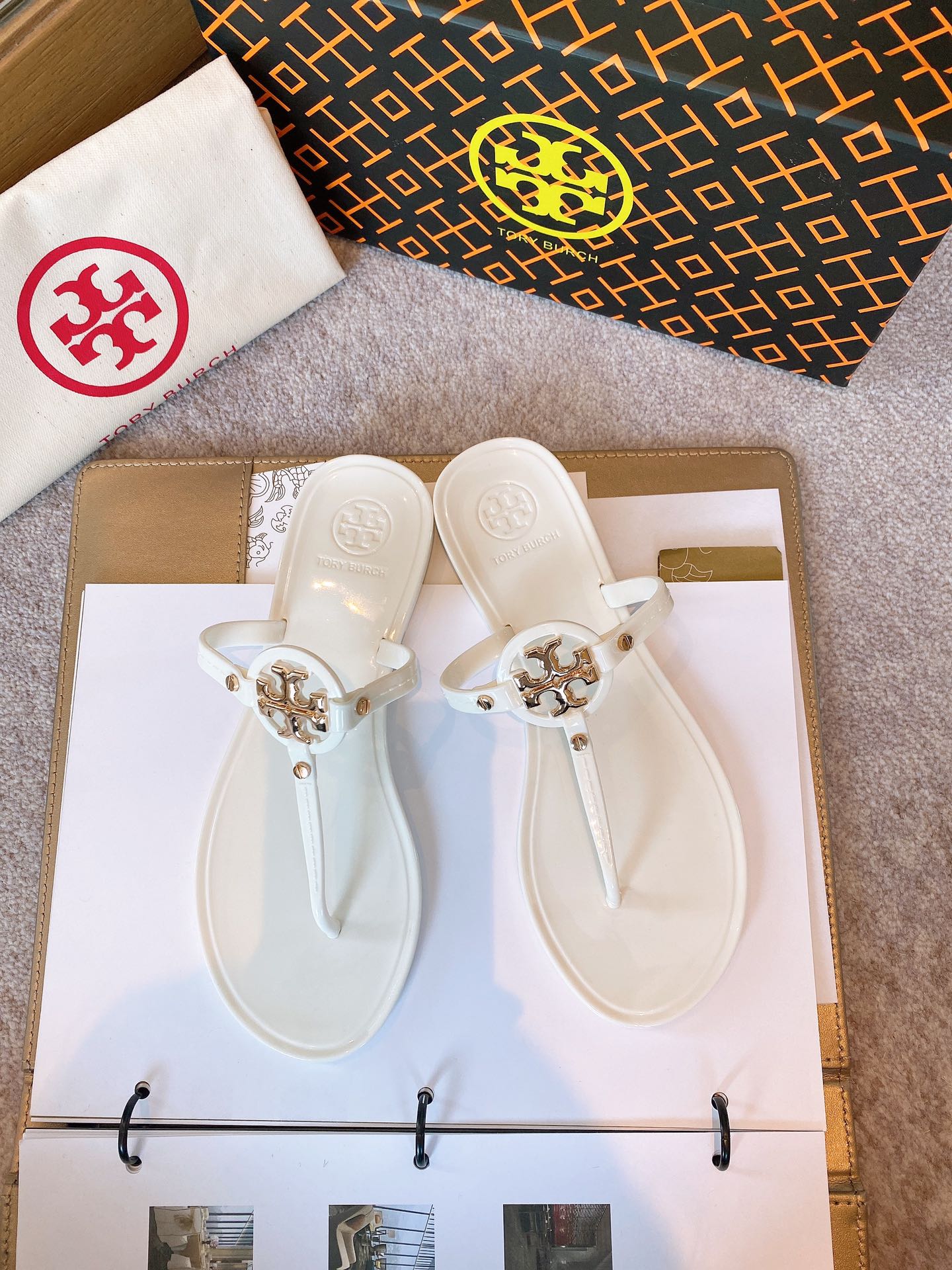 p90 码数:35-41  Tory Burch 托里汤丽柏琦
夏季经典爆款新款🐷人字拖，专柜色，都是超级显白，面料专柜PVC材质，，[色]夏季到海边度假的最佳选择，这款最得意的设计就是垫脚磨砂面，区别于任何一款果冻鞋，碰水不会滑脚，下雨天或海边游玩穿起来更加舒适贴脚

码数35-41
10色：黑色，透明色，豆沙色，绿色，白色，杏色，大红，透明茶色，透明黄色，透明粉色