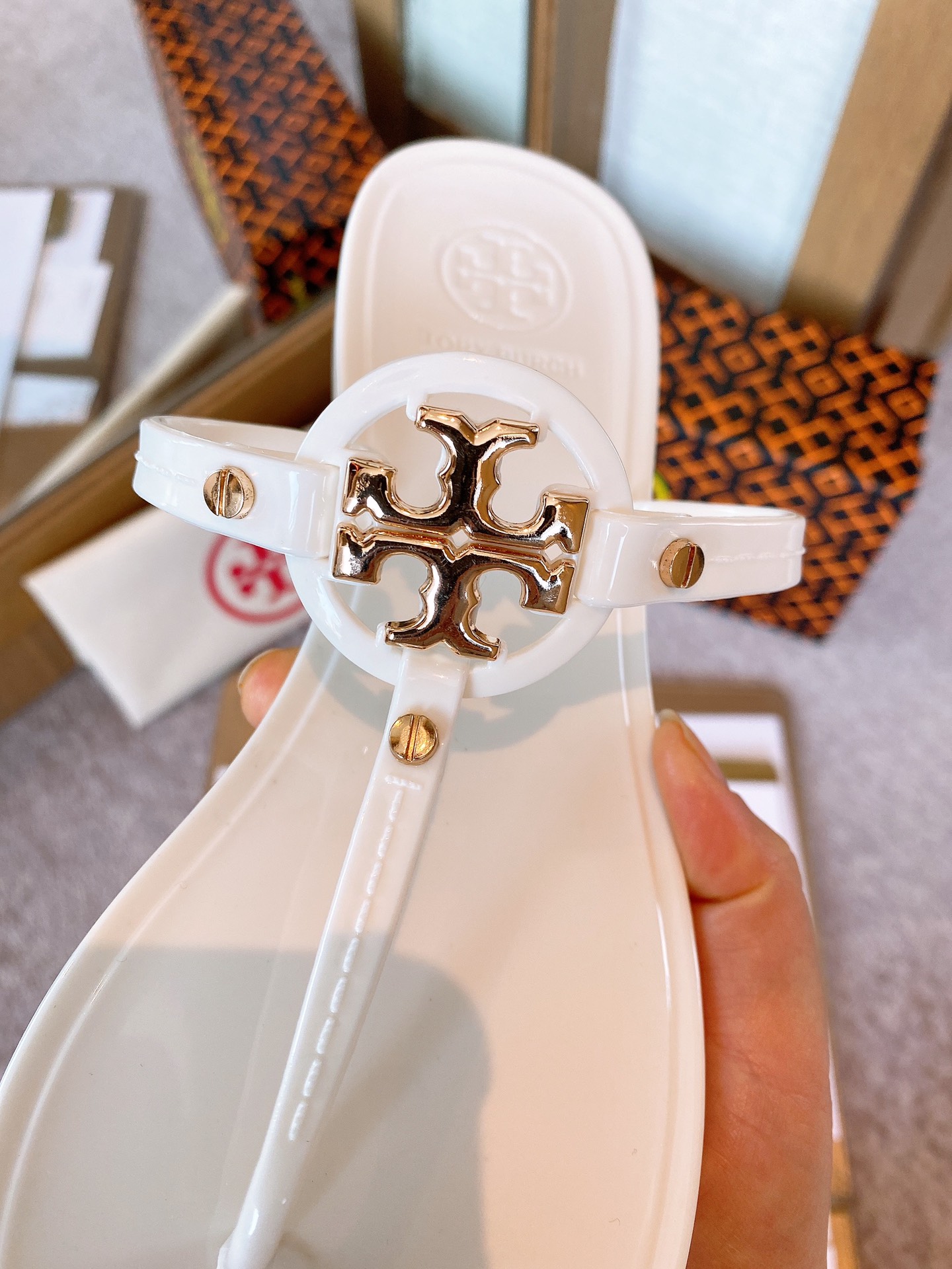 p90 码数:35-41  Tory Burch 托里汤丽柏琦
夏季经典爆款新款🐷人字拖，专柜色，都是超级显白，面料专柜PVC材质，，[色]夏季到海边度假的最佳选择，这款最得意的设计就是垫脚磨砂面，区别于任何一款果冻鞋，碰水不会滑脚，下雨天或海边游玩穿起来更加舒适贴脚

码数35-41
10色：黑色，透明色，豆沙色，绿色，白色，杏色，大红，透明茶色，透明黄色，透明粉色