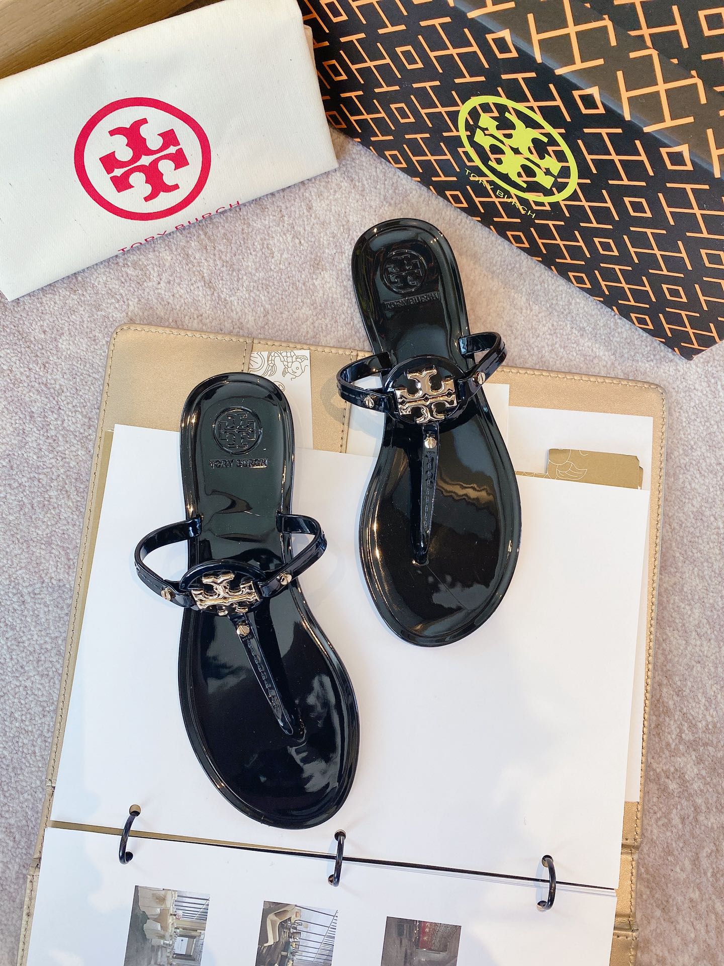 p90 码数:35-41  Tory Burch 托里汤丽柏琦
夏季经典爆款新款🐷人字拖，专柜色，都是超级显白，面料专柜PVC材质，，[色]夏季到海边度假的最佳选择，这款最得意的设计就是垫脚磨砂面，区别于任何一款果冻鞋，碰水不会滑脚，下雨天或海边游玩穿起来更加舒适贴脚

码数35-41
10色：黑色，透明色，豆沙色，绿色，白色，杏色，大红，透明茶色，透明黄色，透明粉色