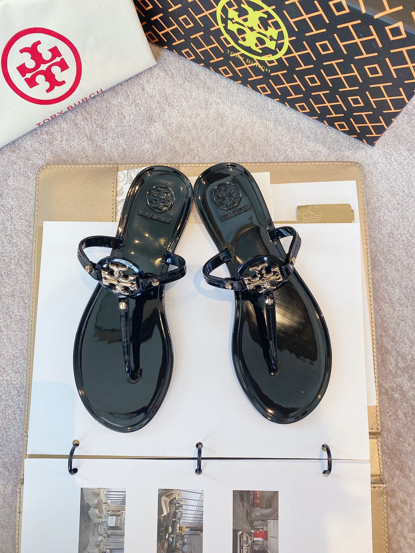 p90 码数:35-41  Tory Burch 托里汤丽柏琦
夏季经典爆款新款🐷人字拖，专柜色，都是超级显白，面料专柜PVC材质，，[色]夏季到海边度假的最佳选择，这款最得意的设计就是垫脚磨砂面，区别于任何一款果冻鞋，碰水不会滑脚，下雨天或海边游玩穿起来更加舒适贴脚

码数35-41
10色：黑色，透明色，豆沙色，绿色，白色，杏色，大红，透明茶色，透明黄色，透明粉色