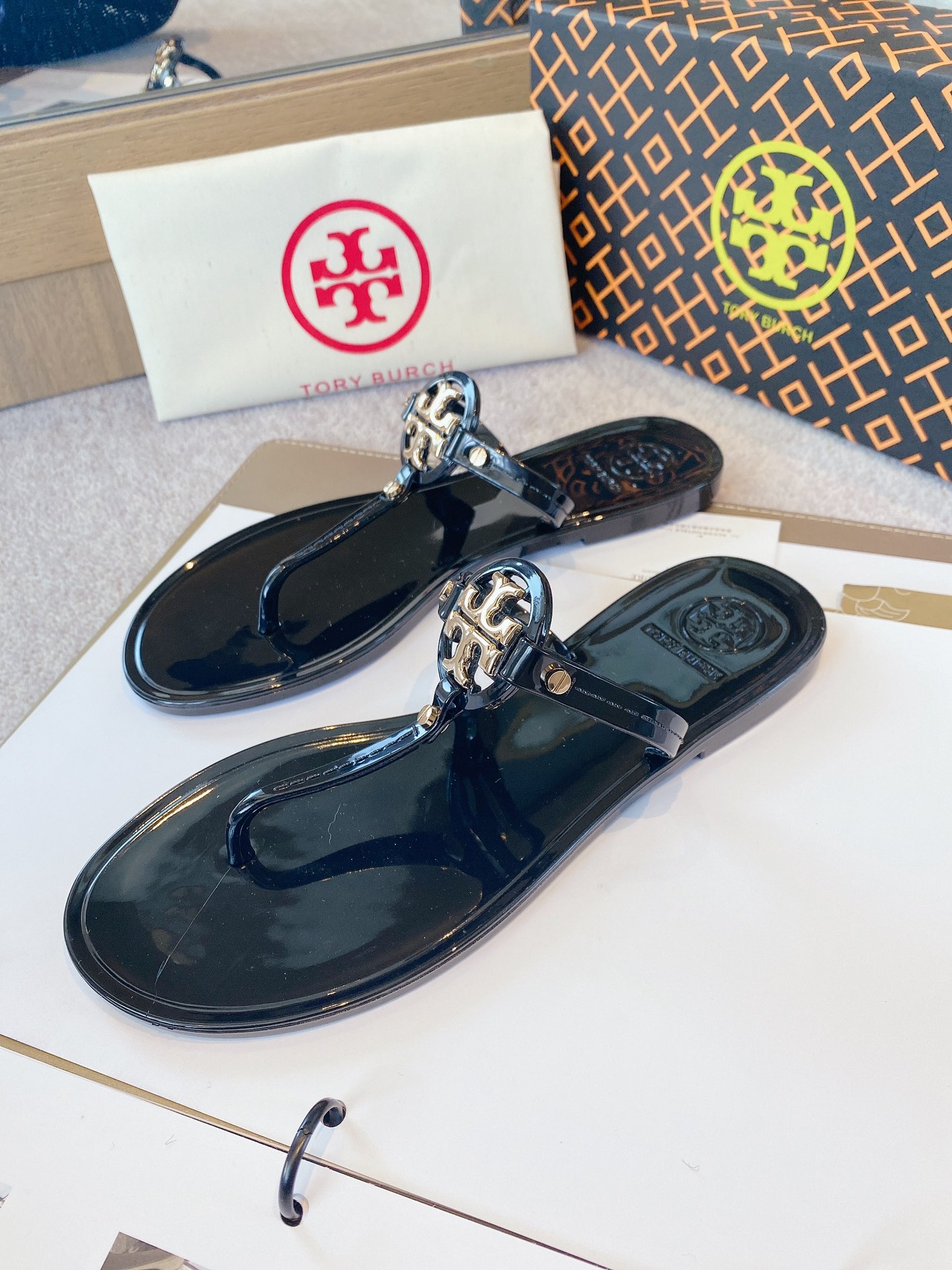 p90 码数:35-41  Tory Burch 托里汤丽柏琦
夏季经典爆款新款🐷人字拖，专柜色，都是超级显白，面料专柜PVC材质，，[色]夏季到海边度假的最佳选择，这款最得意的设计就是垫脚磨砂面，区别于任何一款果冻鞋，碰水不会滑脚，下雨天或海边游玩穿起来更加舒适贴脚

码数35-41
10色：黑色，透明色，豆沙色，绿色，白色，杏色，大红，透明茶色，透明黄色，透明粉色