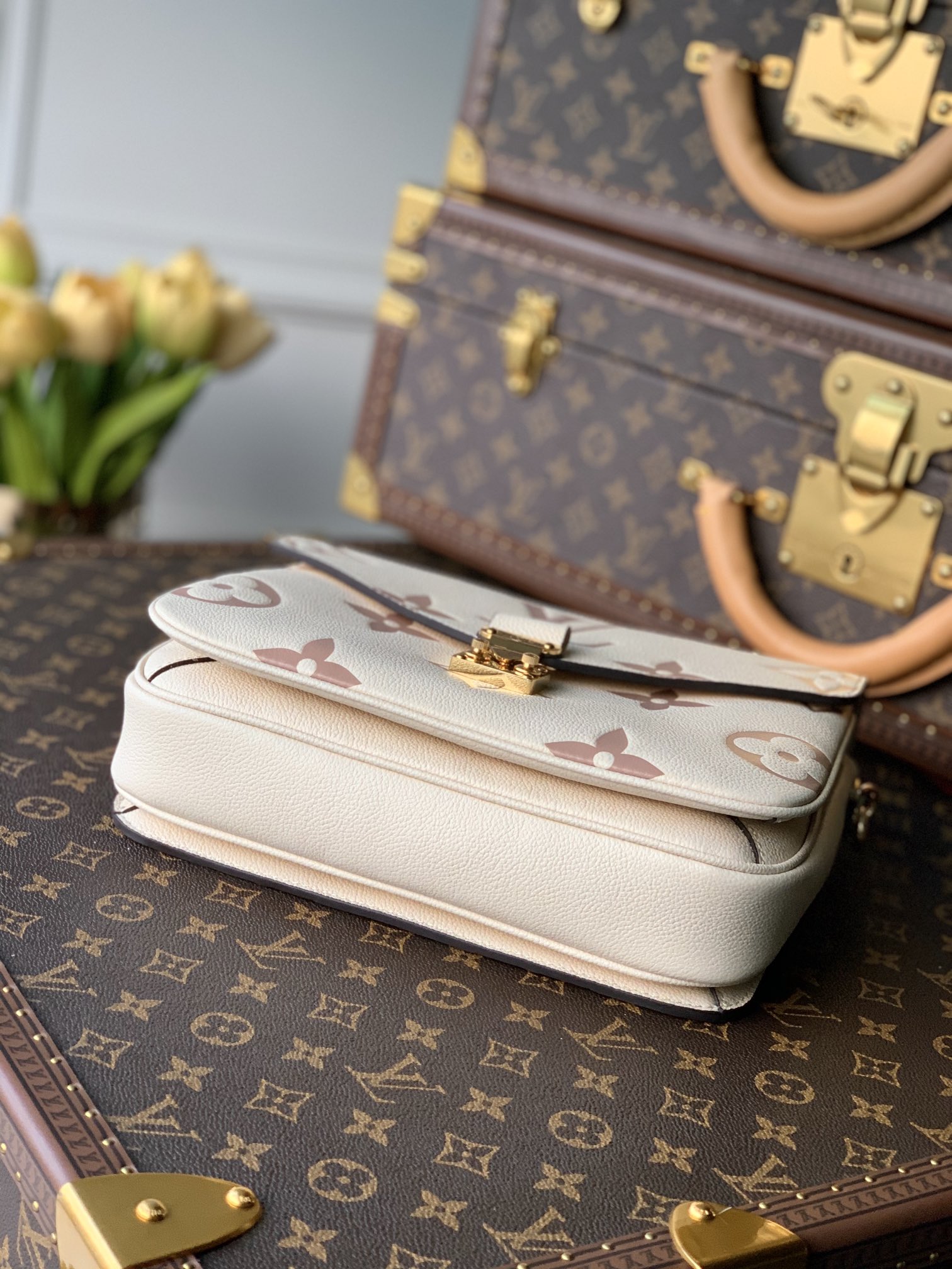 Louis Vuitton LV Pochette Metis 邮差包 M45596奶白色