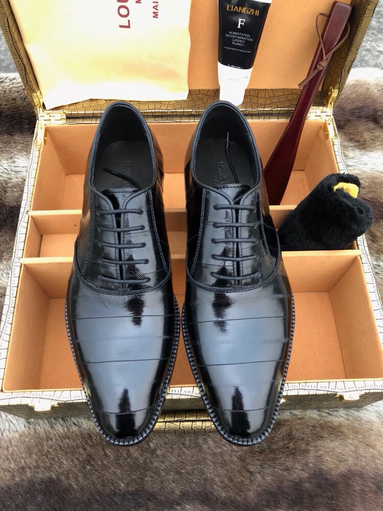 NO:273593,1V donkey brand batch 30 pairs of shoes are selected for each pair of shoes [Made of Australian eel] Superb and unparalleled imported cowhide imported all cowhide imported. Imported Italian real cowhide sole. It takes time to take only the top authentic products in the market. 38/45.,,louis vuitton,cowhide198609091V 驴牌 批 每对鞋精选30条进口【澳洲鳗鱼制成】精湛无与伦比手内里进口全牛皮 进口意大利真牛皮大底 耗工费时 只追求市场顶级正品 38/45.,,louis vuitton,cowhide,Men's shoes