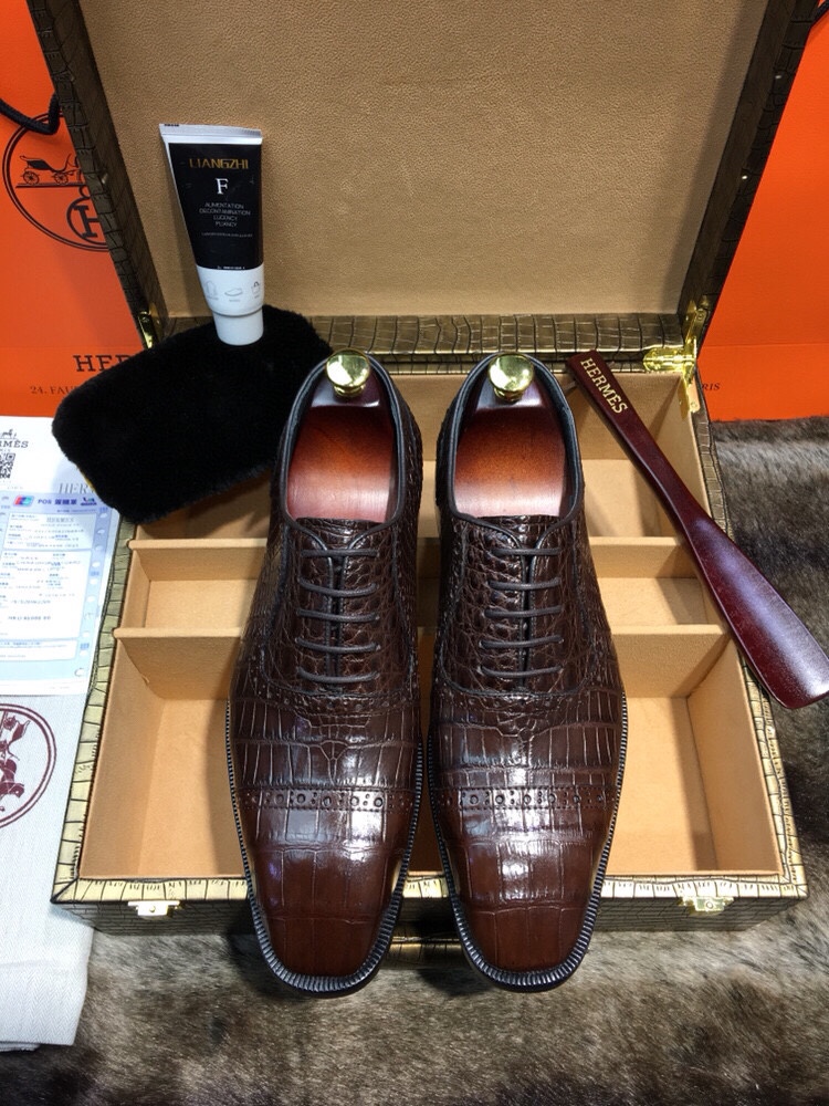 NO:557366,The whole leather is not spliced. The latest beauty [Thailand Siam Crocodile Belly] is handmade by Italian professional craftsmen using Goodyear. Each crocodile can only make one shoe. Top luxury collection commemorative edition. The foundry specially invites senior Italian craftsmen to create it with many years of top-end experience. Original leather outsole, counter 108680+. Satisfies gentlemen who yearn for top-end fashion! Comes with counter collection wooden box (picture version) 38/45, Leather soles19860909整张皮 不拼接 最新尤物【泰国暹罗鳄鱼肚皮】意大利专业板师釆用固特异手工,每条鳄鱼只能做一只鞋子,顶级奢侈珍藏纪念版,经代工厂特请意大利高级板师多年顶级高端经验严谨打造,原单真皮大底,专柜108680+.满足驾驭向往时尚顶尖高端的绅士们!配专柜珍藏木箱（图片款）38/45,,Leather soles,Men's shoes