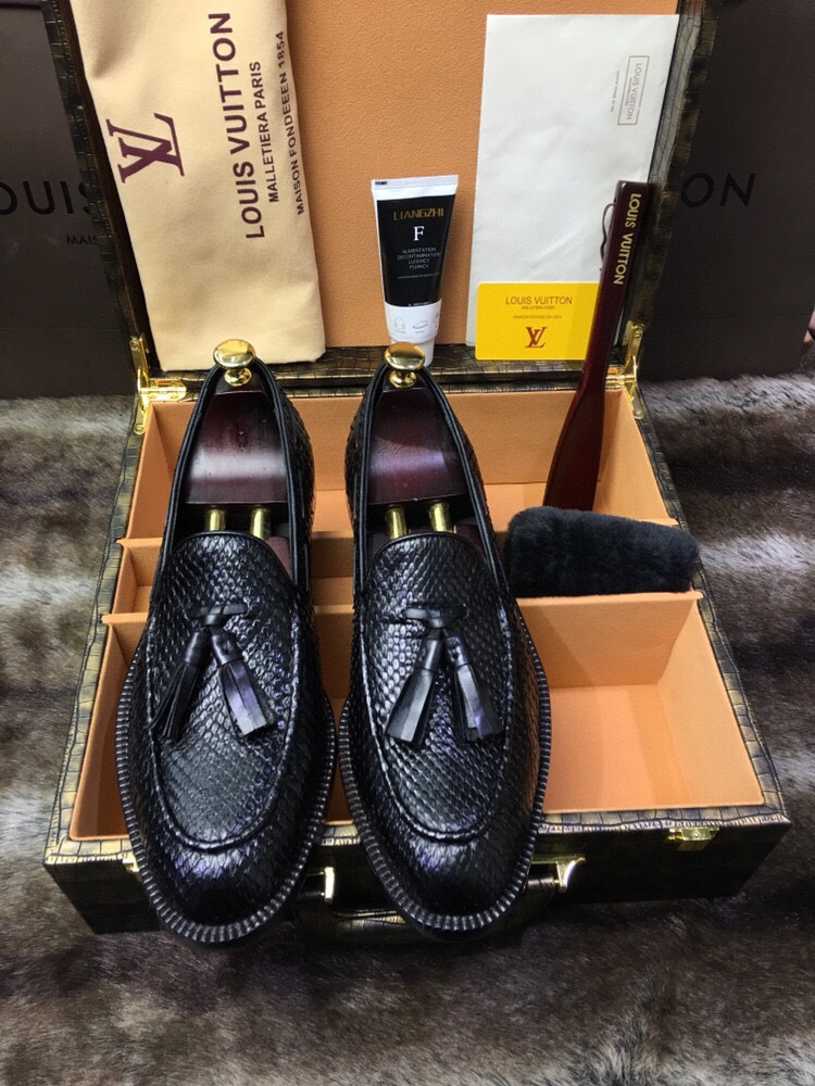 NO:350181,[Replaceable] [No trace, foldable, 90 degrees, softness 100%] The same style for fashion show in Milan, Italy. The latest official website priced at RMB 98,000+. Selected imported Thai python. The tablet is clear and transparent. It shows noble temperament and is unique. It is exquisitely used. High-cost imported leather bottom from Italy. 38/45,,Leather soles19860909【可换款】【无痕可折90度弯曲 舒软度百分百】意大利米兰时尚走秀官方同款 最新官方网站售价人民币98000+ 精选进口泰国大蟒蛇 片清晰剔透 尊显高贵气质与众不同 精用意大利高成本进口真皮大底 38/45,,Leather soles,Men's shoes