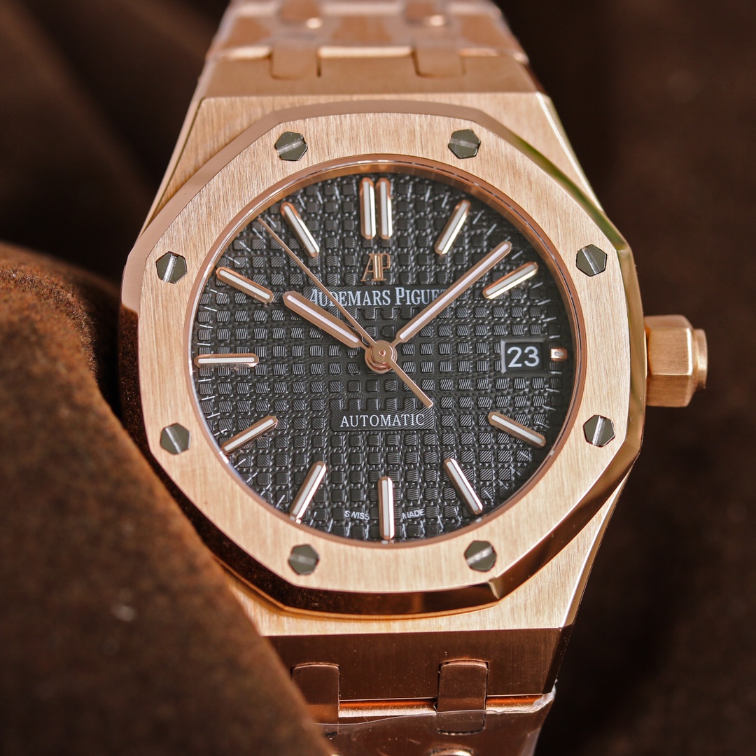 Audemars Piguet 全新呈现 1 圈口采用可拆卸结构 市场大部分版本圈口不能拆卸 2 升级解决厚度问题
