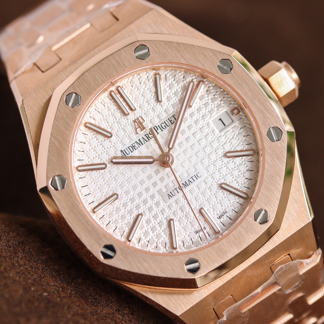 Audemars Piguet 全新呈现 1 圈口采用可拆卸结构 市场大部分版本圈口不能拆卸 2 升级解决厚度问题
