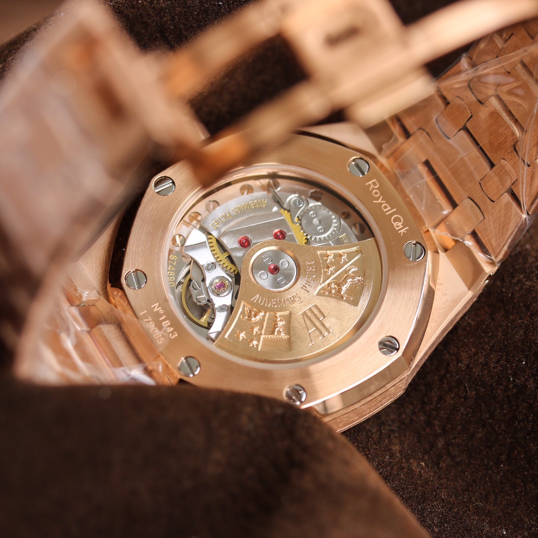 Audemars Piguet 全新呈现 1 圈口采用可拆卸结构 市场大部分版本圈口不能拆卸 2 升级解决厚度问题