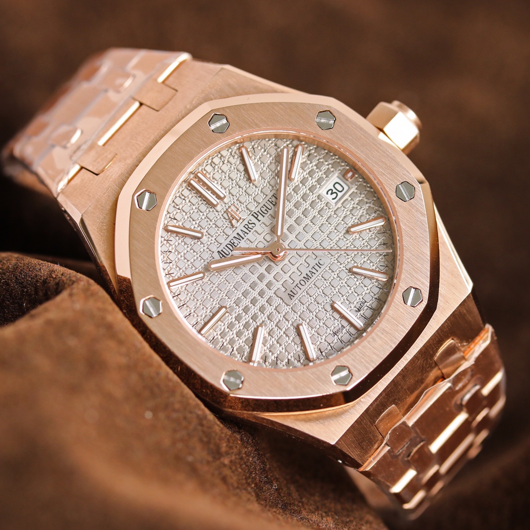 Audemars Piguet 全新呈现 1 圈口采用可拆卸结构 市场大部分版本圈口不能拆卸 2 升级解决厚度问题