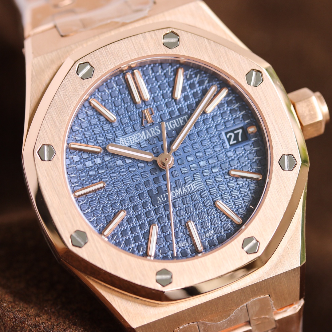 Audemars Piguet 全新呈现 1 圈口采用可拆卸结构 市场大部分版本圈口不能拆卸 2 升级解决厚度问题