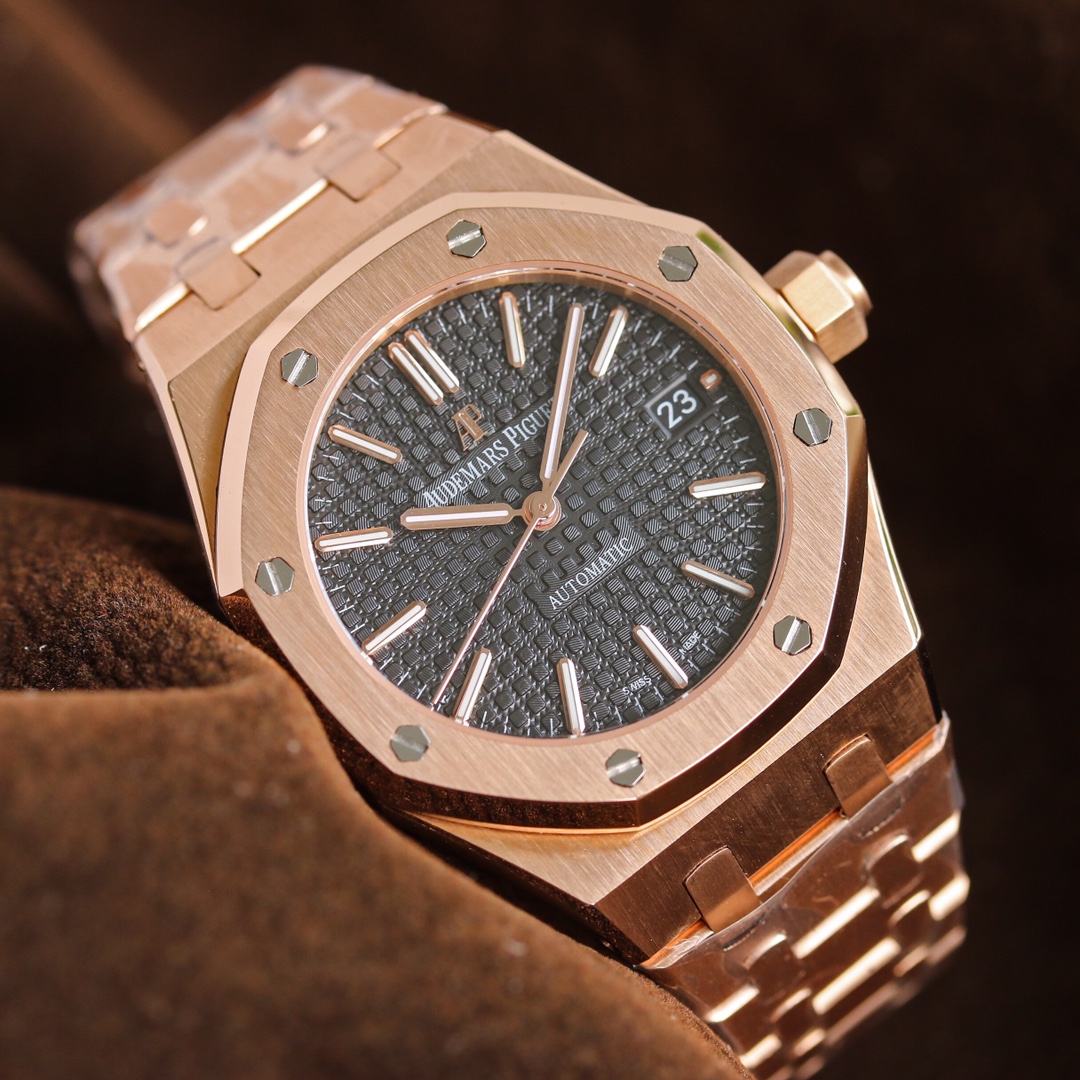 Audemars Piguet 全新呈现 1 圈口采用可拆卸结构 市场大部分版本圈口不能拆卸 2 升级解决厚度问题