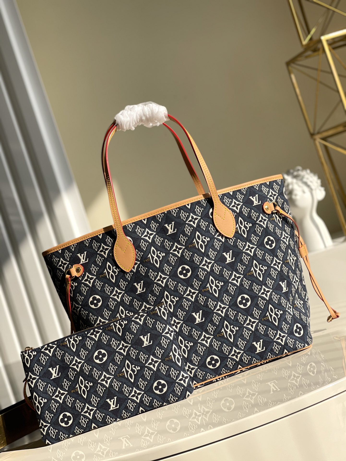 NO:396368,【Exclusive real shot M57484】 In winter, Nicolas Ghesquière takes inspiration to era wallpapers, giving classic Neverfull handbags a new charm Monogram flowers, LV logos and 1854 numbers representing the year of the brand’s founding together reveal a new retro style. Size 31 x 28 x 14 cm x.,LV [original leather],louis vuitton19860909【独家实拍M57484】 冬季,Nicolas Ghesquière 向 年代墙纸采撷灵感,赋予经典 Neverfull 手袋全新魅力Monogram 花卉、LV 标识和代表品牌创立之年的 1854 数字共同流露新复古主义情调. 尺寸31 x 28 x 14 cm x.,LV【原厂皮】,louis vuitton,Bag