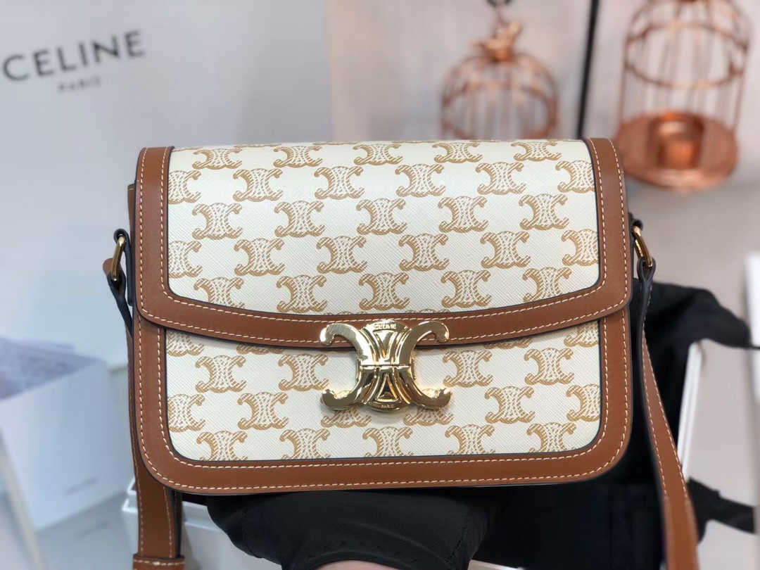 The original leather CELIN Triumph Box series uses the double C logo as the key buckle, inheriting the essence of Classic, with a simple and neat square outline, new colors and calfskin + sheepskin lining. The all-steel retro triumphal arch buckle shows retro elegance. Size 22X16X7cm Model 188423