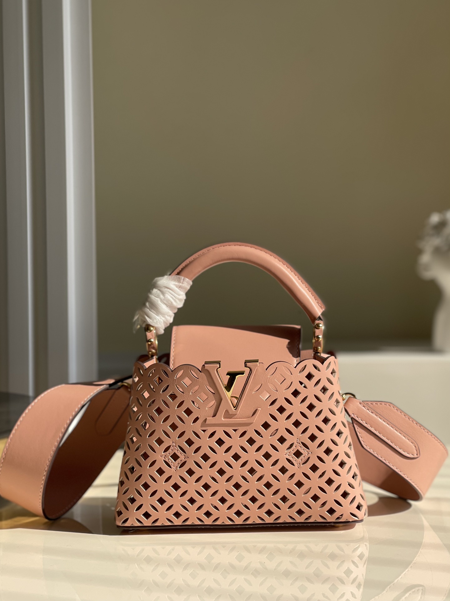 NO:396385,【Exclusive real photo M57228】M48865 New Mini White Hollow This Capucines mini Handbag is made of exquisite carved calfskin, showing the hollow pattern of Monogram flowers and Louis Vuitton store decoration is like a summer mini woven basket, which is named after Garden Party This Capucines BB handbag shows elegance and luxury Size: 21*14*8cm n.,LV【Original Leather】,louis vuitton,louis vuitton,cowhide19860909【独家实拍M57228】M48865 新品迷你白镂空本款 Capucines mini 手袋取材精致镂花小牛皮展现源自经典 Monogram 花卉和路易威登门店装潢的镂空图案仿佛夏日迷你编织篮由此得名 Garden Party本款Capucines BB手袋彰显优雅奢华Size:21*14*8cm n.,LV【原厂皮】,louis vuitton,louis vuitton,cowhide,Bag