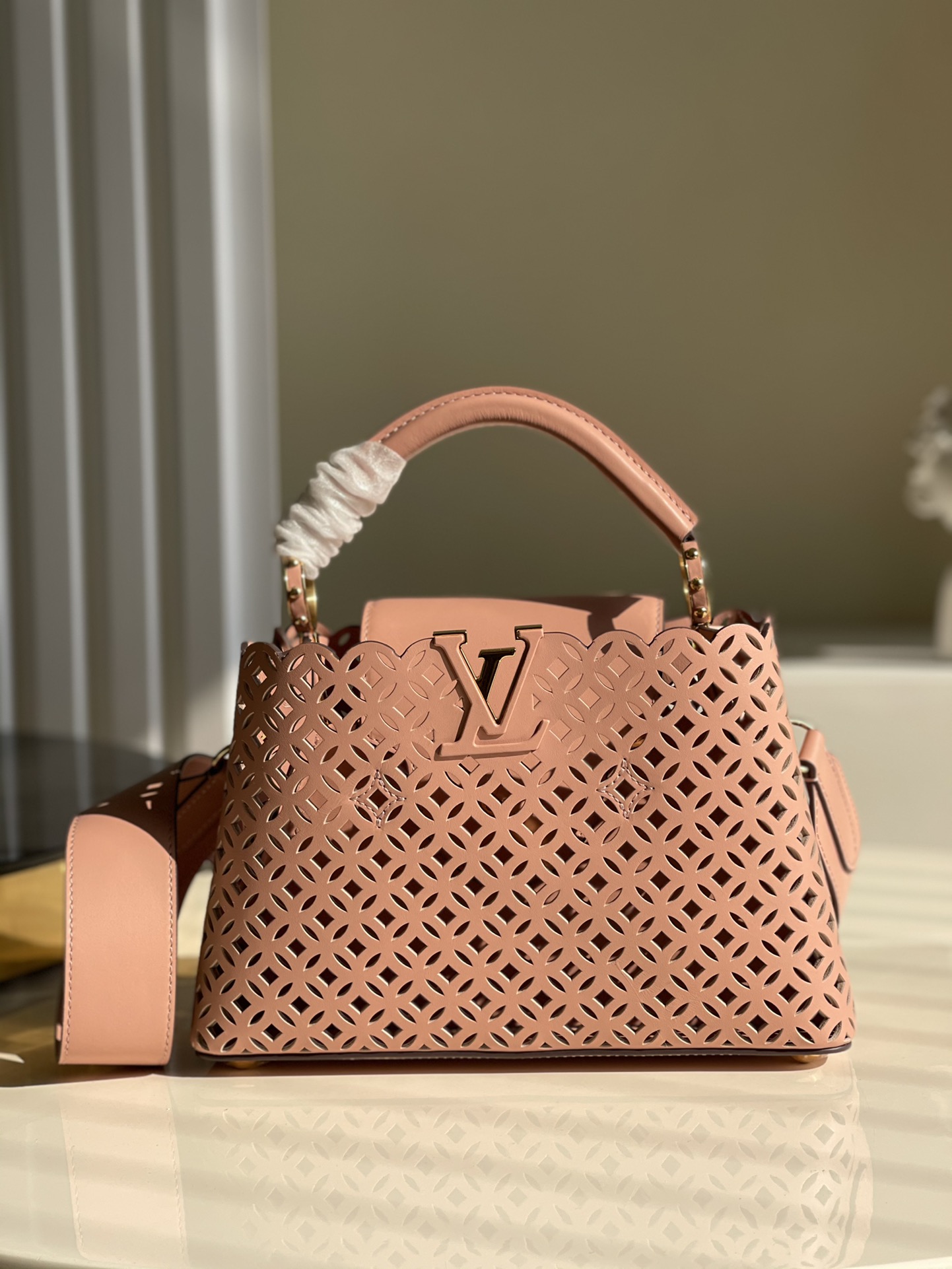 NO:396383,【Exclusive real photo M57228】M48865 mini white hollowed-out Capucines handbag is made of exquisite carved calfskin, showing the hollow pattern of Monogram flowers and Louis Vuitton store decoration is like a summer mini woven basket, which is named after Garden Party This Capucines BB handbag shows elegance and luxury Size: 27cm -16cm-10cmcm n.,LV【original leather】,louis vuitton,louis vuitton,cowhide19860909【独家实拍M57228】M48865迷你白镂空本款 Capucines 手袋取材精致镂花小牛皮展现源自经典 Monogram 花卉和路易威登门店装潢的镂空图案仿佛夏日迷你编织篮由此得名 Garden Party本款Capucines BB手袋彰显优雅奢华Size:27cm -16cm-10cmcm n.,LV【原厂皮】,louis vuitton,louis vuitton,cowhide,Bag