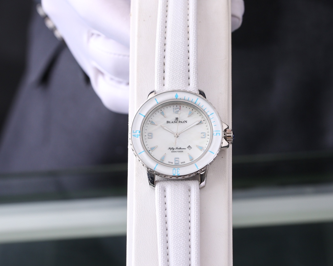 Stylish Women’s Wristwatch with Real Cow Belt and Stone Cores [Branding]