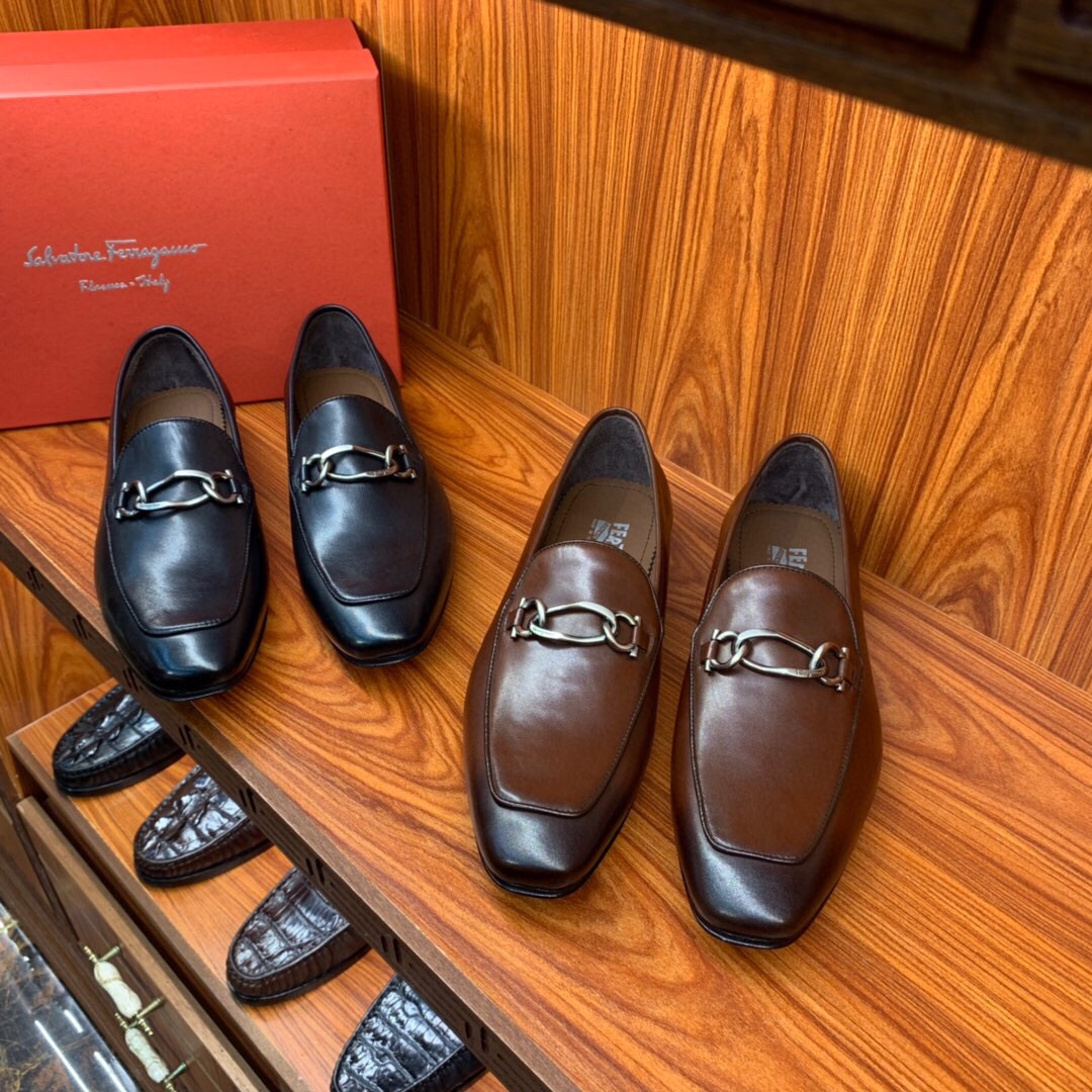 NO:271421,[Original channel goods] This year's latest autumn and winter new products, the counter price is more than 8,000 yuan, top quality Italian leather large soles, imported original hardware is different from market goods, fully imported German tire beef, perfect and smooth stitching, uniform and coherent, fine craftsmanship, simple and easy to wear, soft enough to be comfortable, Standard code 38/45;,,Leather soles19860909【原厂渠道货】 今年最新秋冬新品 专柜公价8千多 顶级精品 意大利真皮大底,进口原版五金不同于市场货 内里用全进口徳国胎牛 完美顺畅的车缝线 均匀连贯 工艺精细 套脚的设计简单易穿 柔软程度足以舒适 标准码 38/45；,,Leather soles,Men's shoes