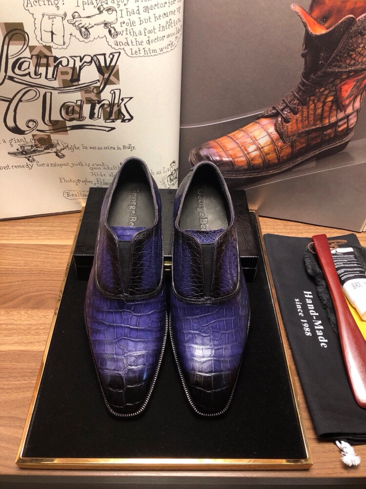 NO:356091,Berluti [Crocodile belly is purely hand-made color-changing and polishing to create] originated from the 1988s British nobles' royal luxury shoes, luxury Thai Siamese crocodile belly, without splicing the whole crocodile, can only make one foot 38/45 with special maintenance oil;,19860909批 Berluti【鳄鱼肚纯手工改色擦色打造制作】源于1988s 英国貴族御用奢侈鞋履 奢用泰国暹罗鳄鱼肚皮 不拼接整条鳄鱼只能做一只脚 38/45 配专用保养油；,,Men's shoes