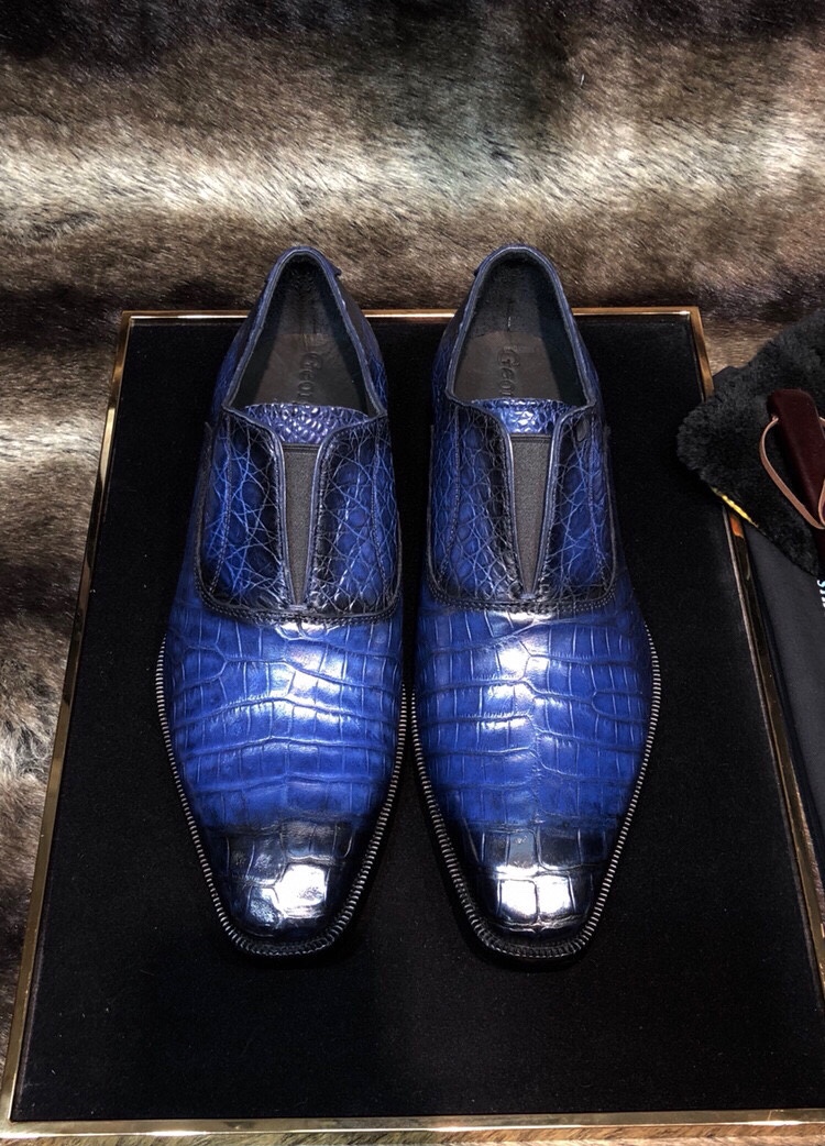NO:356104,Berluti [Crocodile belly is purely hand-made color-changing and polishing to create] originated from the 1988s British nobles' royal luxury shoes, luxury Thai Siamese crocodile belly, without splicing the whole crocodile, can only make one foot 38/45 with special maintenance oil,19860909批 Berluti【鳄鱼肚纯手工改色擦色打造制作】源于1988s 英国貴族御用奢侈鞋履 奢用泰国暹罗鳄鱼肚皮 不拼接整条鳄鱼只能做一只脚 38/45 配专用保养油,,Men's shoes
