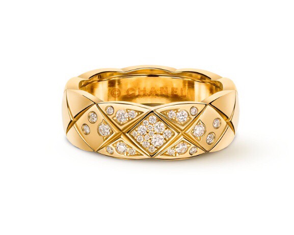 NO:633140,Suitable for both men and women, can be used as matching rings!  Available in white gold, yellow gold and rose gold!  Metallic luster texture, full of high-end feel, thick gold plating surface that does not fade, and exquisite craftsmanship to carve Chanel's most classic and elegant diamond pattern, modern and straightforward, independent personality, extraordinary temperament, low-key luxury, and extremely modern!  Whether worn alone or stacked, you can show off your unique style!  The 4 cross rhombus patterns are cut out one by one with a carving knife, rather than low-cost molded parts. Only knife cutting can make the edges and corners of the rhombus lines consistent with the original product and create a perfect visual effect!  Fine details, real gold craftsmanship, the price of cabbage!  Look for the quality code number, 50, 52, 54, 56, 58, 60, chanel, gold, Cartier high-end jewelry19860909男女通搭,可做对戒！有白金色、黄金和玫瑰金色！金属光泽质感,满满高级feel厚金电镀表层不褪色以精湛的工艺雕刻出Chanel最经典最优雅的菱格纹,摩登又率直,个性独立,气质不凡,低调奢华,极富现代感！无论单戴还是叠戴,都能彰显独一无二的风格！4条交叉菱格纹为雕刻刀一条一条切出来,而非低成本倒模件,只有刀切才能使菱格线条的棱角感与正品一致带完美视觉效果！细腻细节,真金工艺,白菜的价格！认准品质码数,50,52,54,56,58,60,,chanel,gold,卡迪亚高端饰品,Jewelry