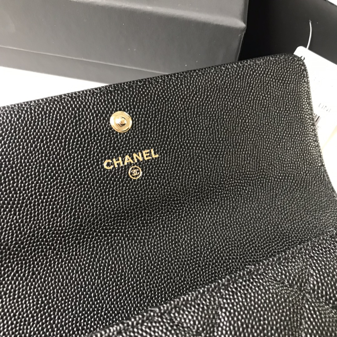 Chanel 新款小香盖头长夹到货 采用一半皮带编织一半镀金雕花大五金 菱格纹路 摄 细节美到淋漓尽致 尺寸：19