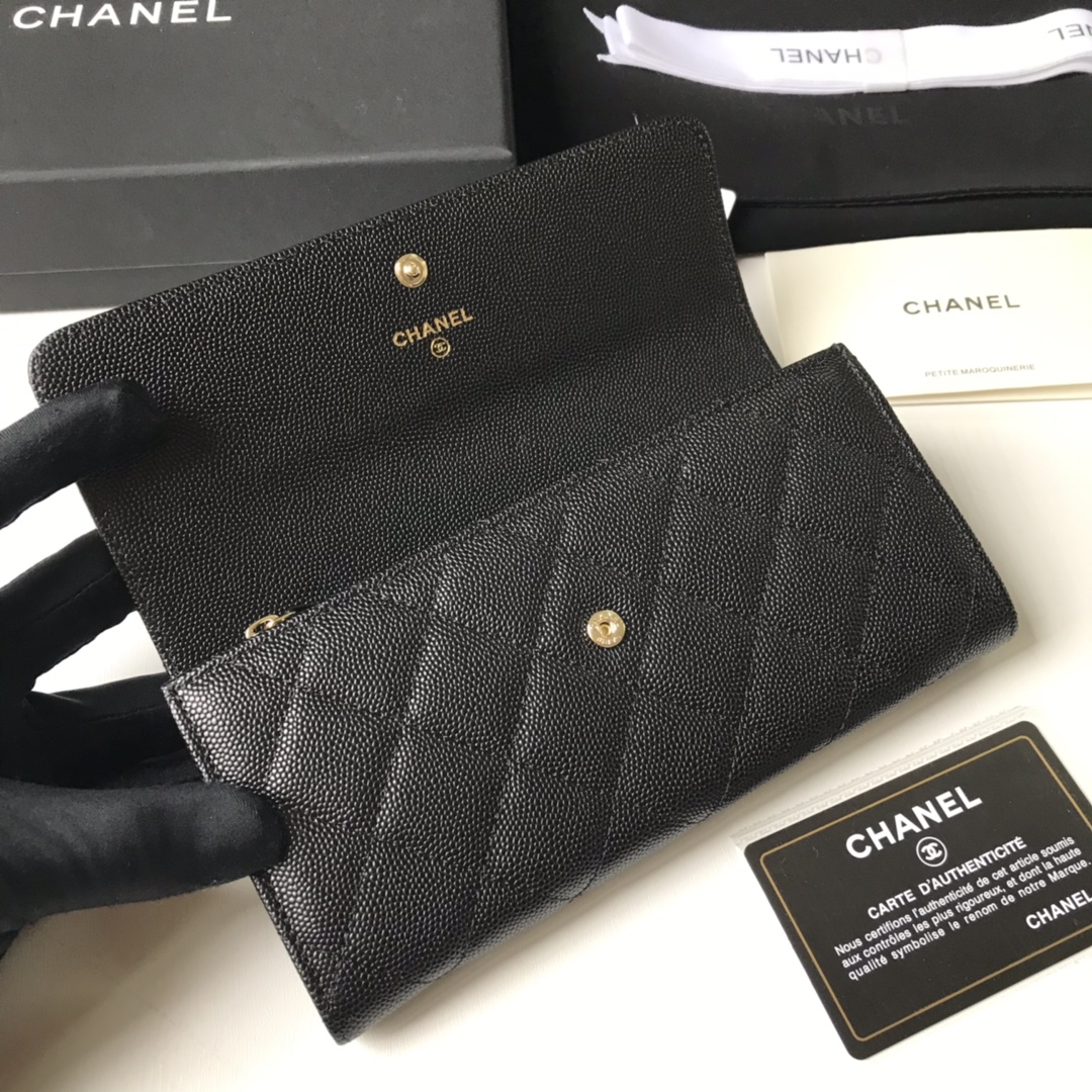 Chanel 新款小香盖头长夹到货 采用一半皮带编织一半镀金雕花大五金 菱格纹路 摄 细节美到淋漓尽致 尺寸：19