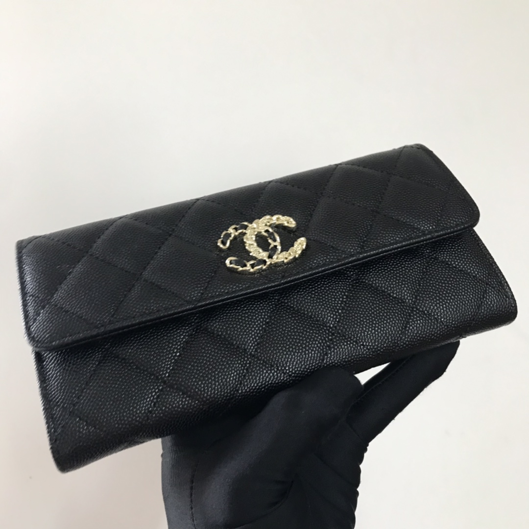 Chanel 新款小香盖头长夹到货 采用一半皮带编织一半镀金雕花大五金 菱格纹路 摄 细节美到淋漓尽致 尺寸：19